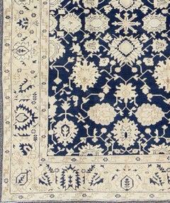 Tapis turc unique d'Oushak avec motif floral en bleu foncé, crème et brun clair