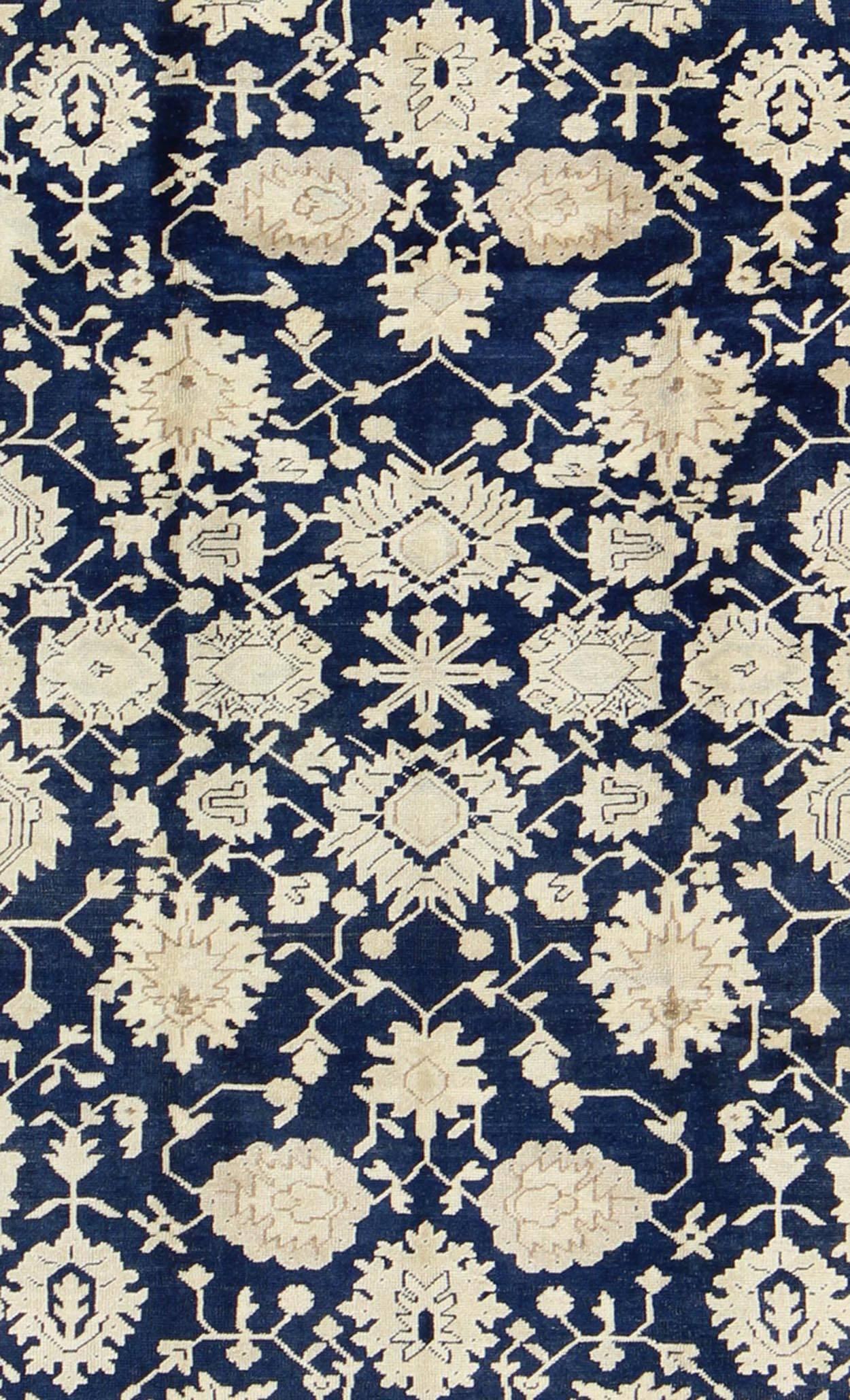 Tabriz Tappeto Oushak turco unico nel suo genere con design floreale in blu scuro, crema e marrone chiaro in vendita
