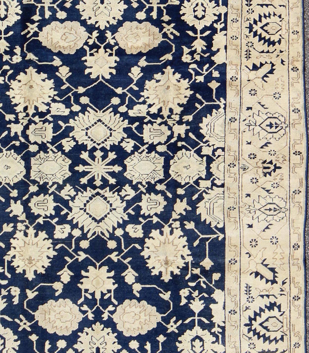 Turco Tappeto Oushak turco unico nel suo genere con design floreale in blu scuro, crema e marrone chiaro in vendita