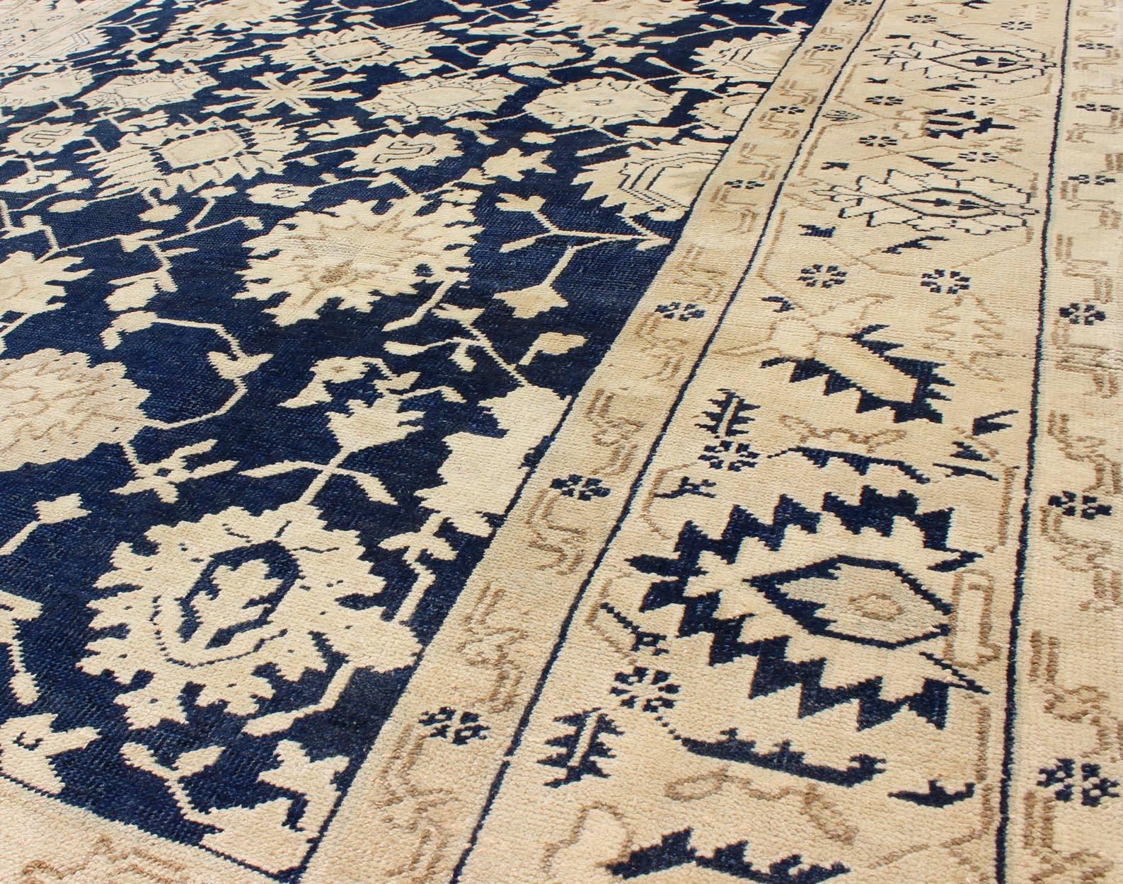 Annodato a mano Tappeto Oushak turco unico nel suo genere con design floreale in blu scuro, crema e marrone chiaro in vendita