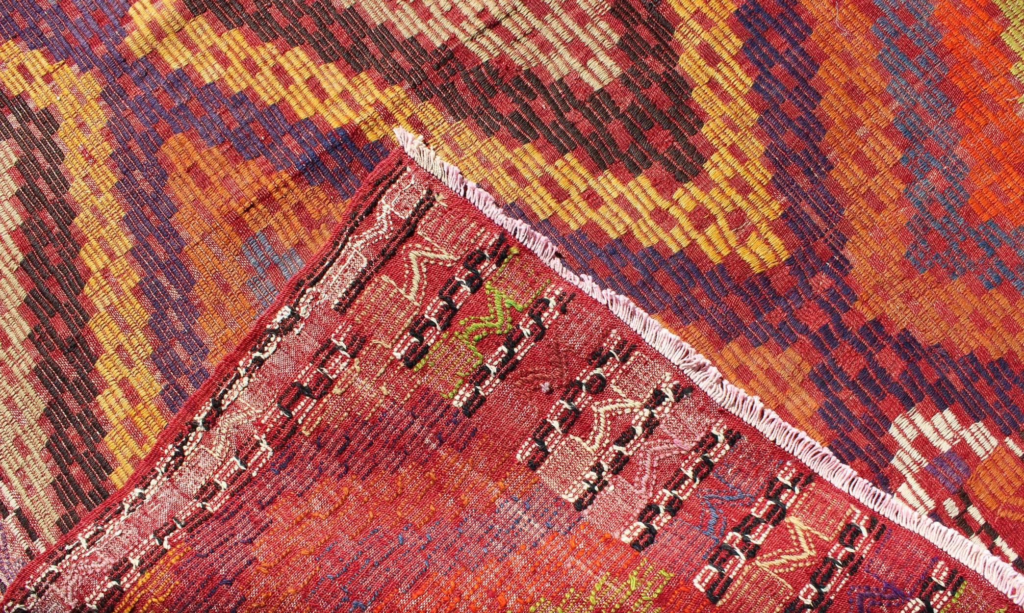 Prächtiger türkischer bestickter Kelim-Teppich im Vintage-Stil in Lila und Orange (Mitte des 20. Jahrhunderts) im Angebot