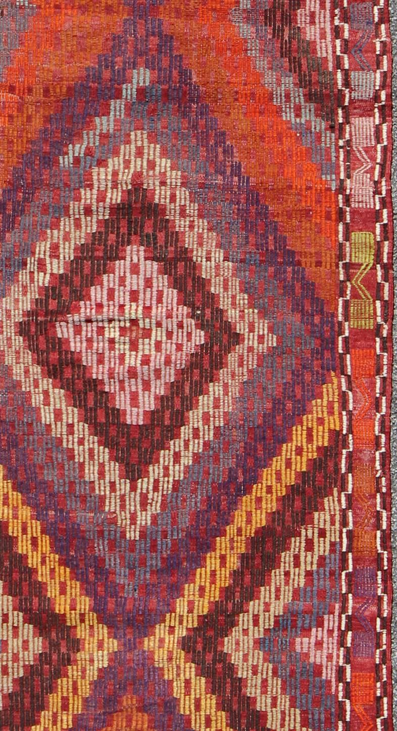 Prächtiger türkischer bestickter Kelim-Teppich im Vintage-Stil in Lila und Orange (Handgewebt) im Angebot