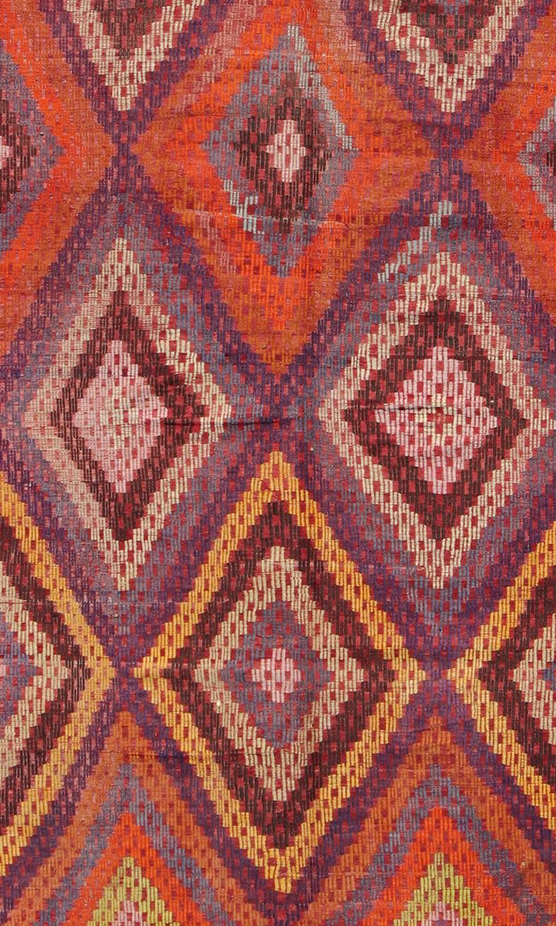 Prächtiger türkischer bestickter Kelim-Teppich im Vintage-Stil in Lila und Orange (Türkisch) im Angebot