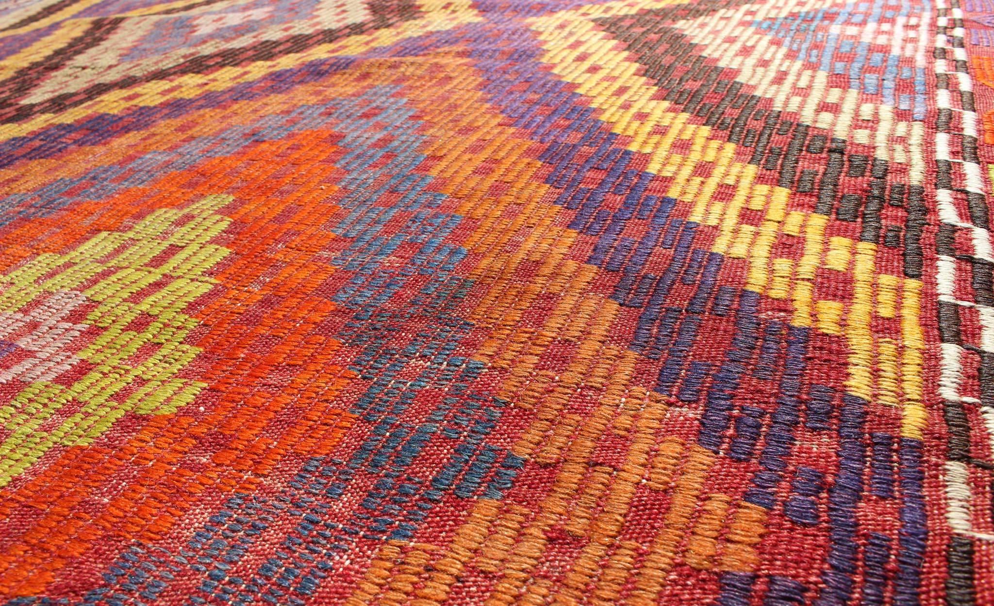 Prächtiger türkischer bestickter Kelim-Teppich im Vintage-Stil in Lila und Orange im Zustand „Hervorragend“ im Angebot in Atlanta, GA
