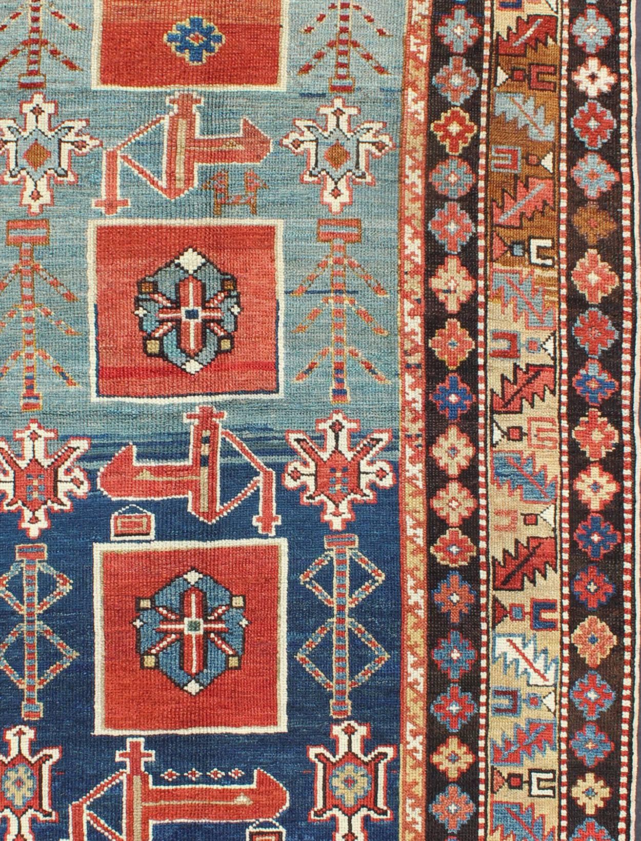 Antiker handgeknüpfter kaukasischer Qaraqashli-Teppich mit Stammesmedaillon-Design, antik (Kasachisch) im Angebot