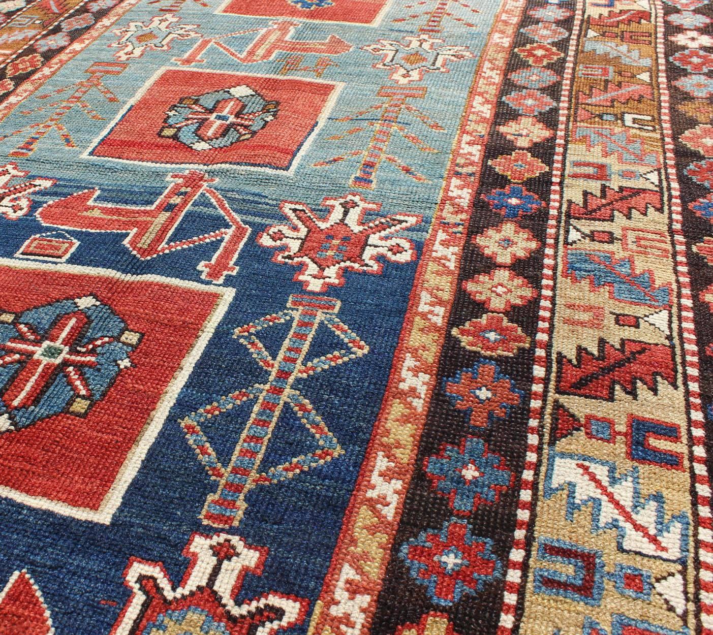 Antiker handgeknüpfter kaukasischer Qaraqashli-Teppich mit Stammesmedaillon-Design, antik (Kaukasisch) im Angebot
