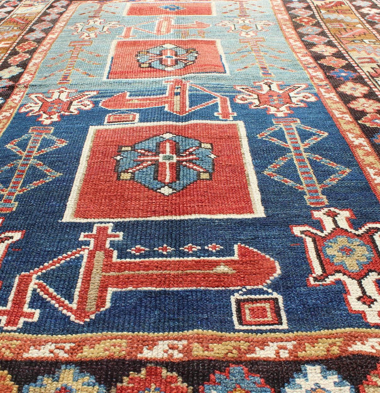 Tapis caucasien ancien noué à la main Qaraqashli avec motif de médaillon tribal Bon état - En vente à Atlanta, GA