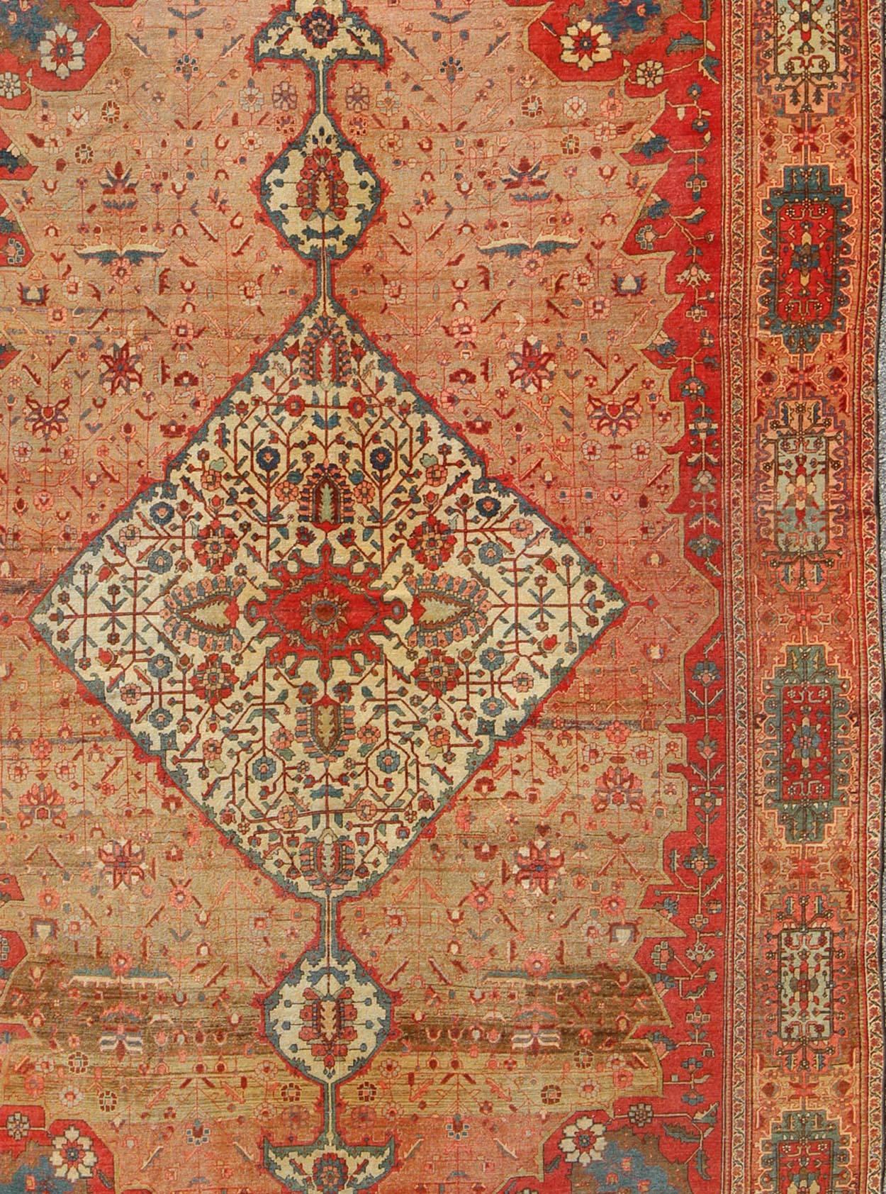  Antique Persian Feraghan Sarouk Fine Rug in variegated tones  In Good Condition For Sale In Atlanta, GA