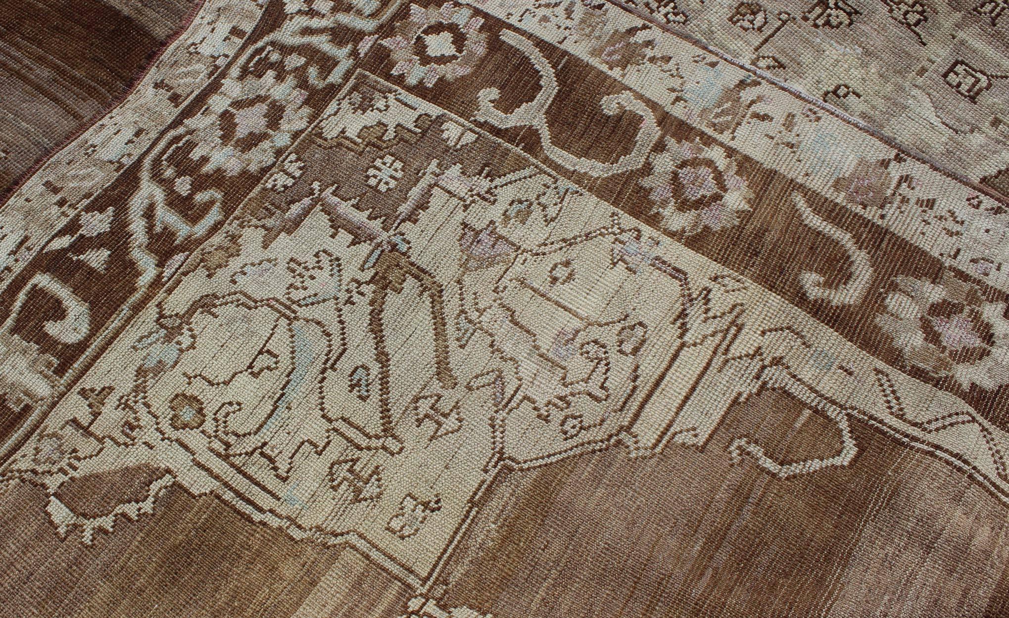 Einzigartiger türkischer Kars-Teppich in Braun, Grau, Grün und Elfenbein (Mitte des 20. Jahrhunderts) im Angebot