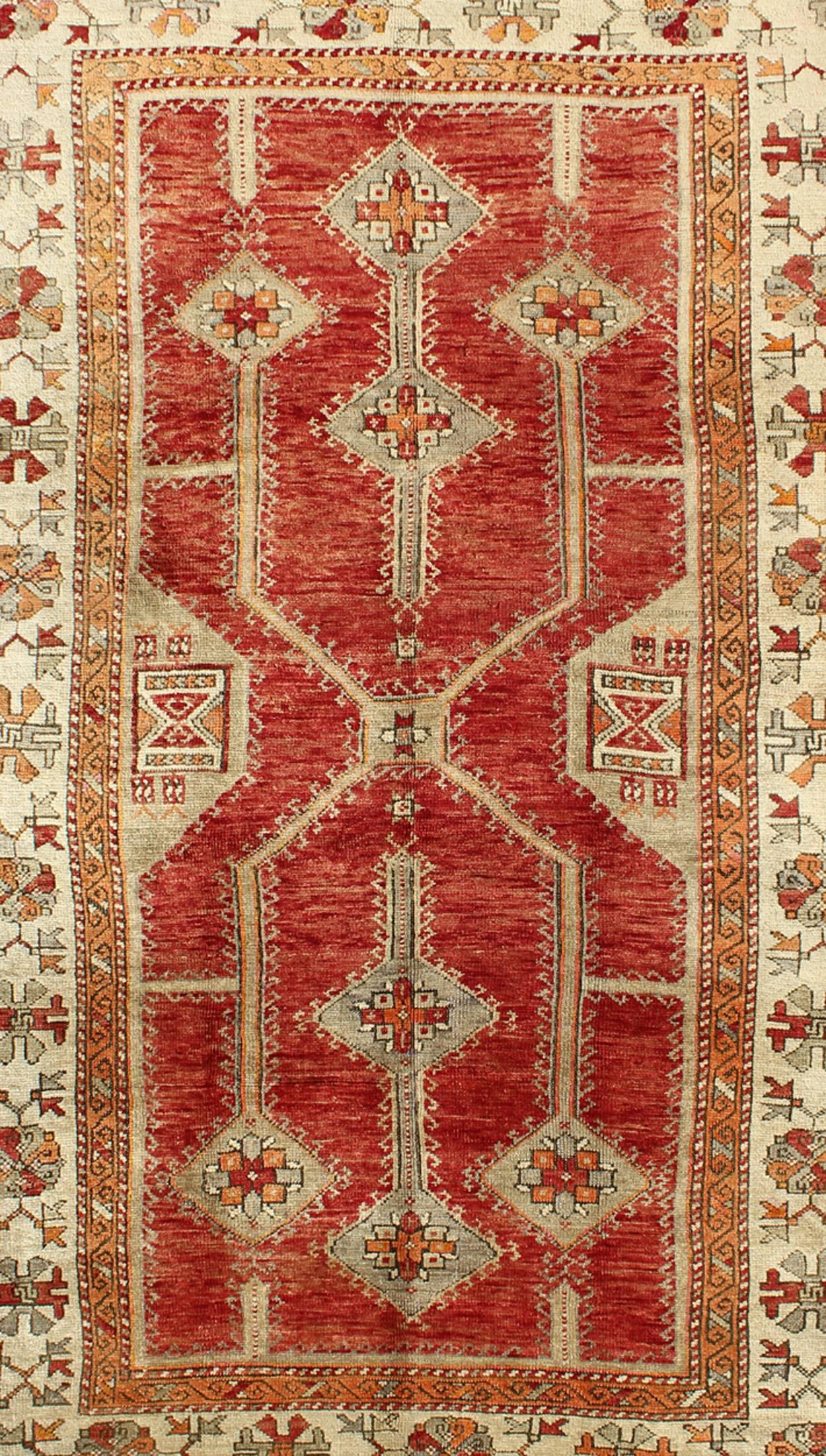 Antique Turkish Oushak Rug With Geometric Design in Red, Light Green & L. Orange In Excellent Condition For Sale In Atlanta, GA