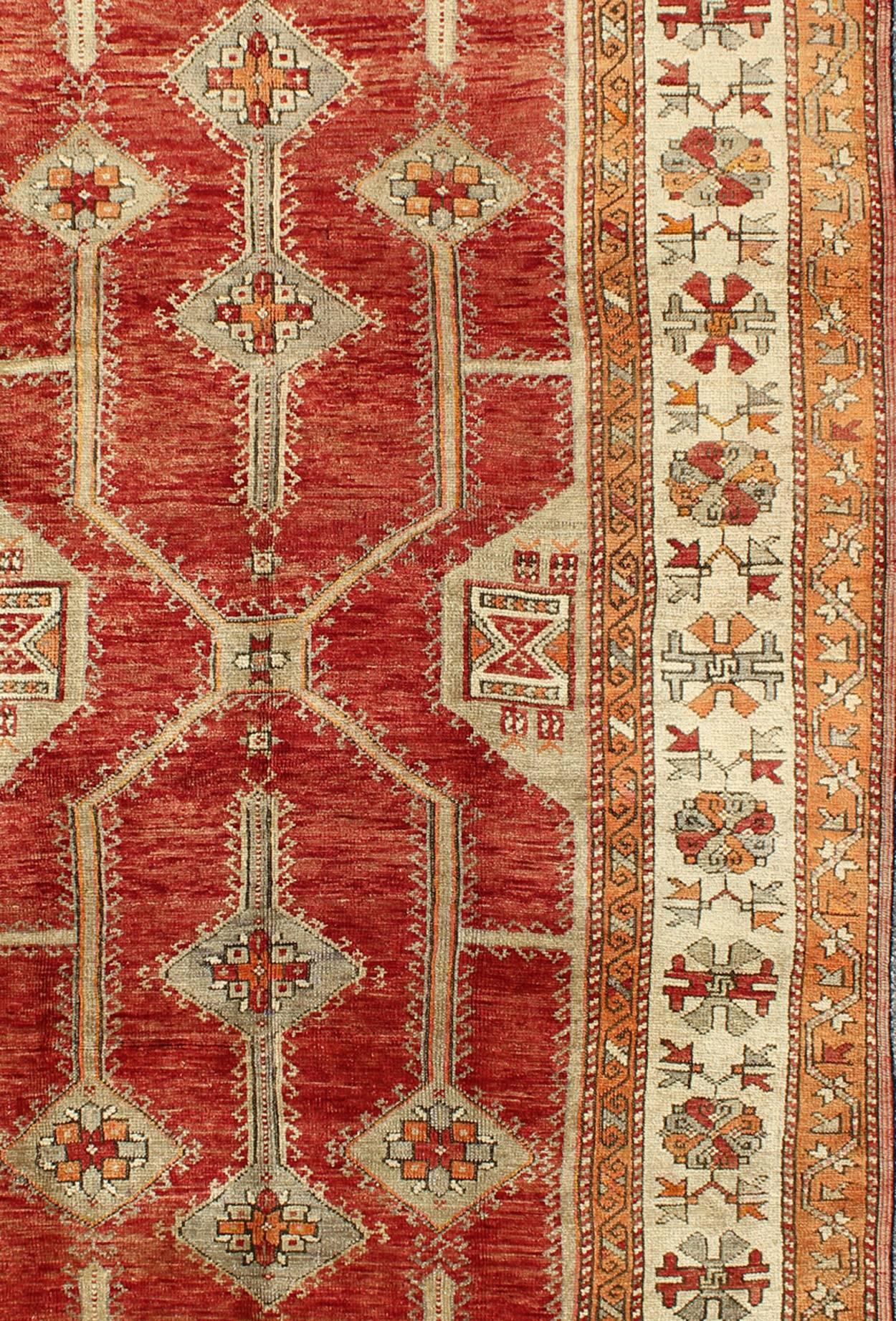 Tapis turc ancien d'Oushak au design géométrique en rouge, vert clair et orange Excellent état - En vente à Atlanta, GA