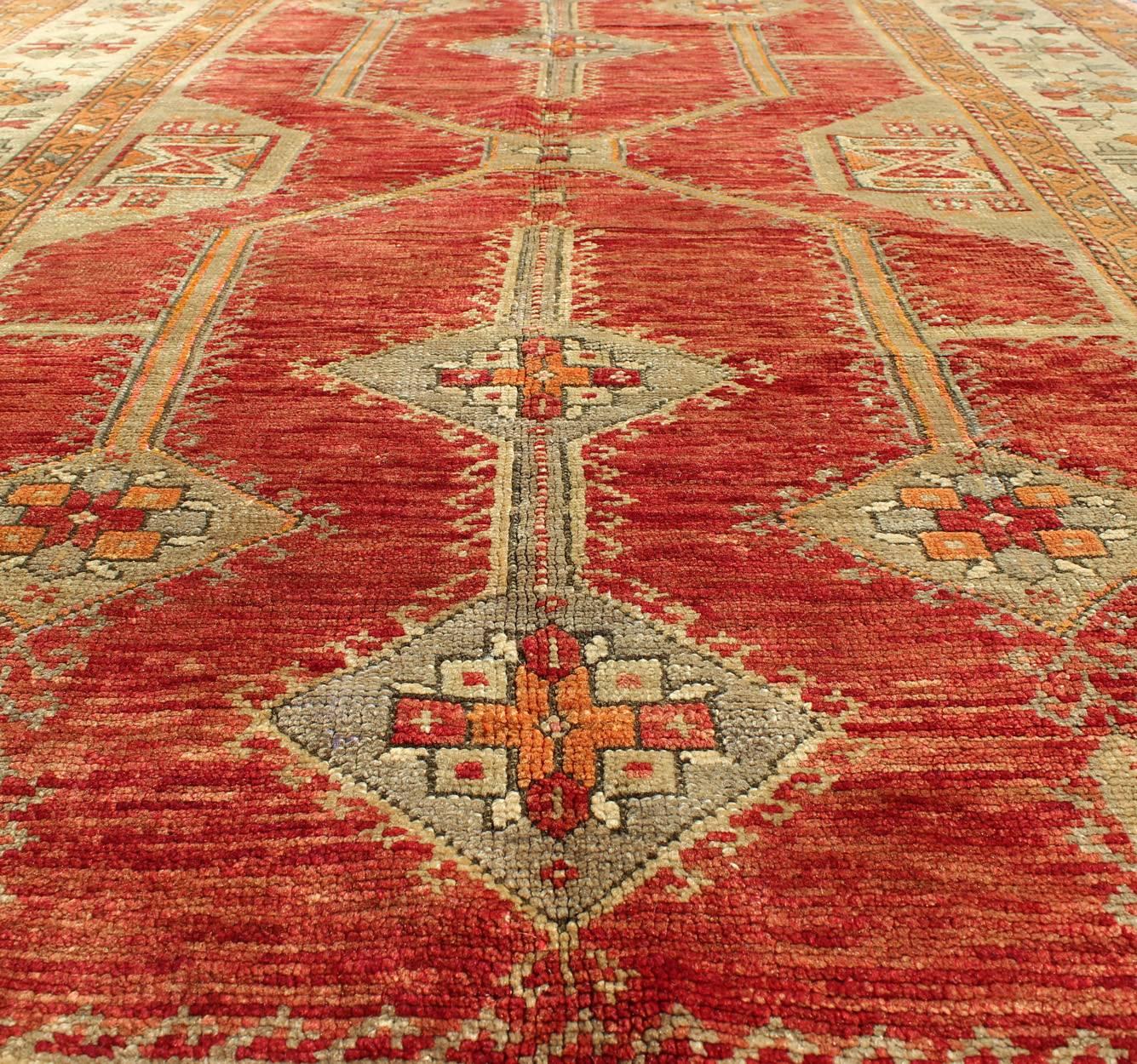 Laine Tapis turc ancien d'Oushak au design géométrique en rouge, vert clair et orange en vente