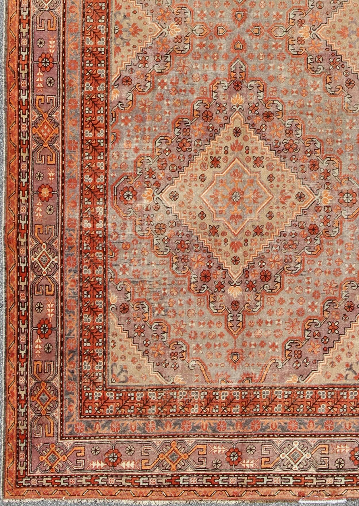Tapis antique Khotan/Samarkand en gris, lavande et rouille  et Vert clair
Ce tapis antique Khotan au rendu délicat a été fabriqué à la main au Turkestan au début du XXe siècle. Il présente un motif subgéométrique complexe avec des médaillons
