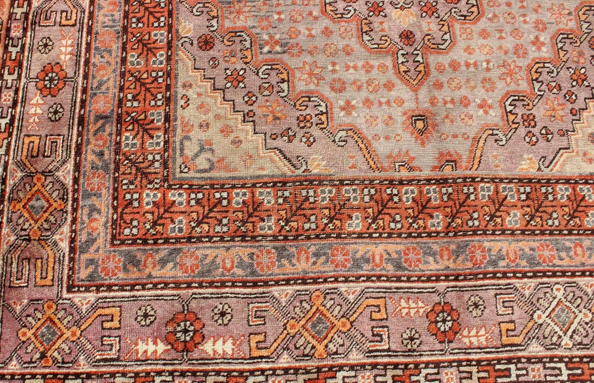 Turkmène Tapis Khotan/Samarkand ancien en gris, lavande et rouille  et vert clair en vente