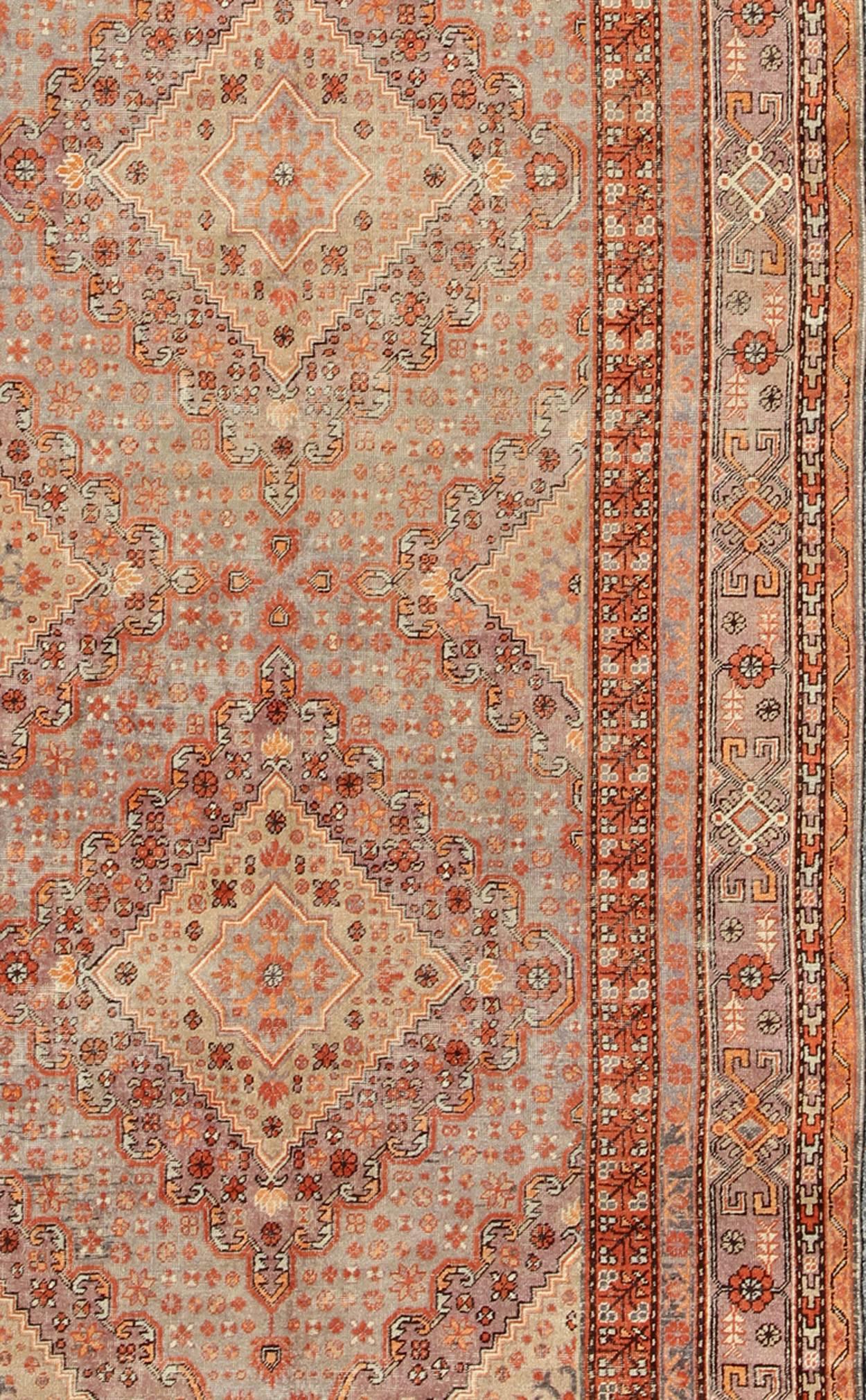 Tapis Khotan/Samarkand ancien en gris, lavande et rouille  et vert clair Excellent état - En vente à Atlanta, GA