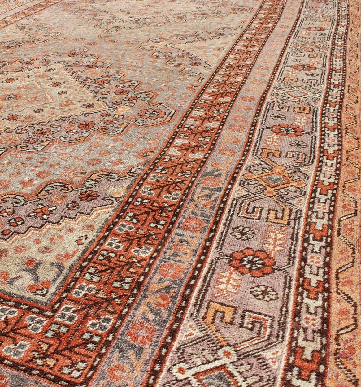 Début du 20ème siècle Tapis Khotan/Samarkand ancien en gris, lavande et rouille  et vert clair en vente