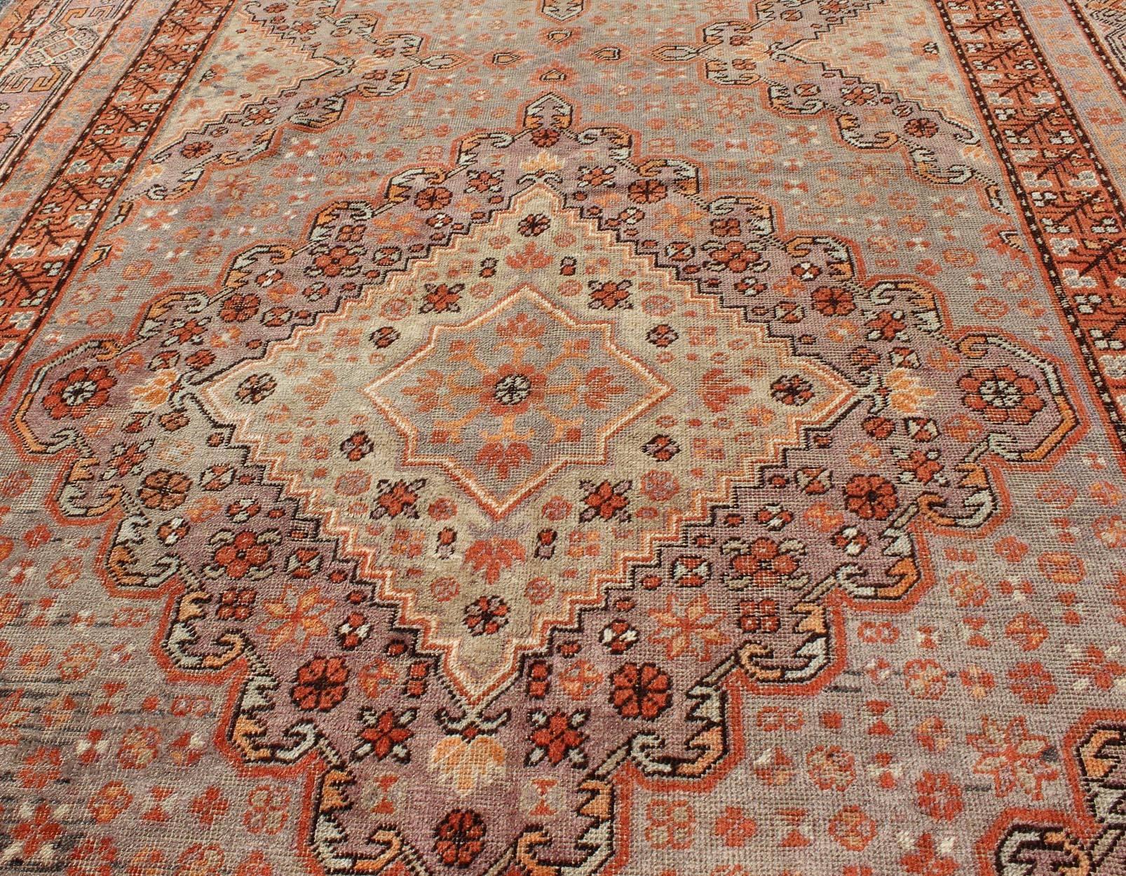 Laine Tapis Khotan/Samarkand ancien en gris, lavande et rouille  et vert clair en vente