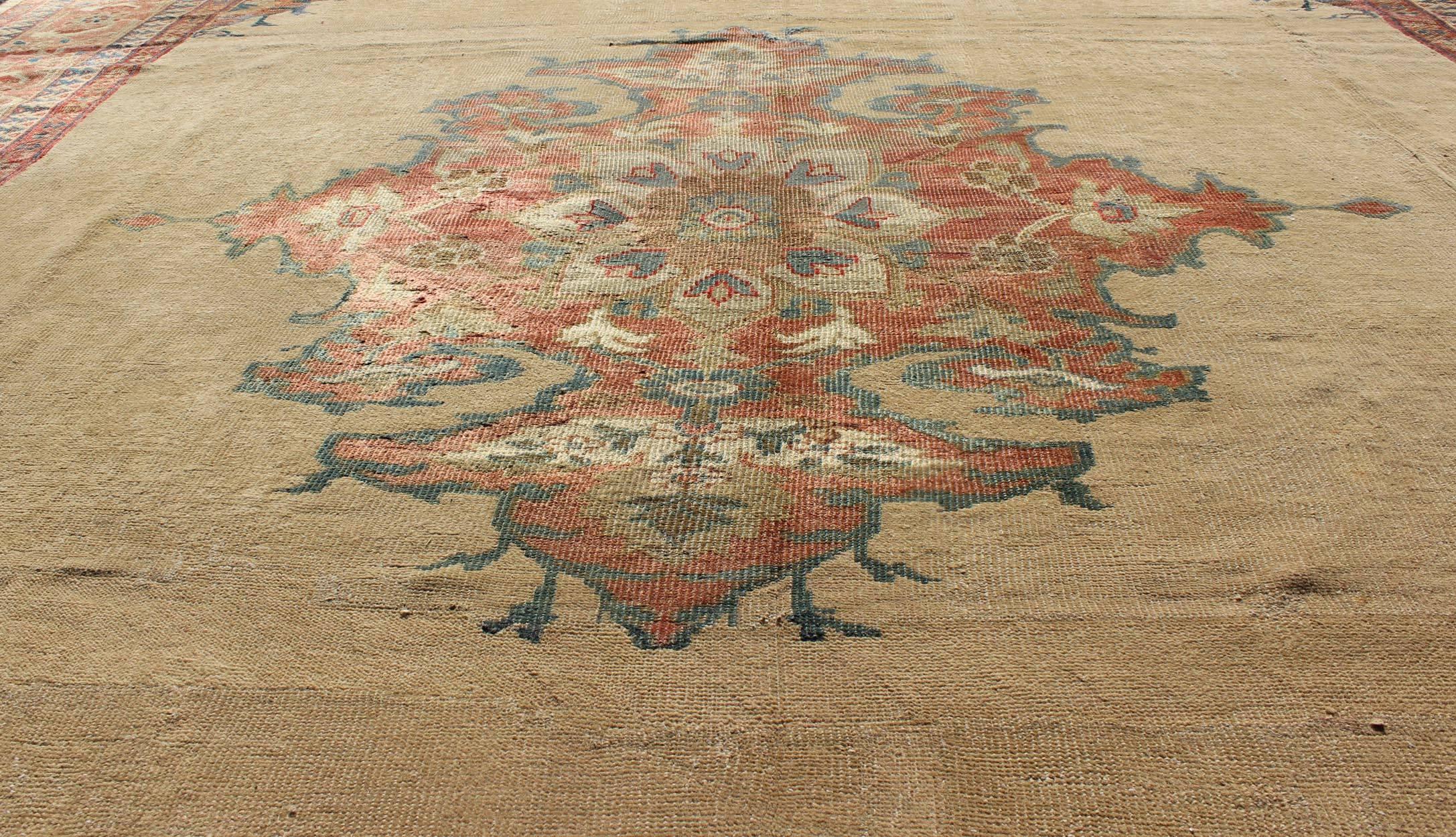 Antique Persian Ziegler Sultanabad Rug in Light Yellow Background  9’1 x 11’5 In Good Condition For Sale In Atlanta, GA