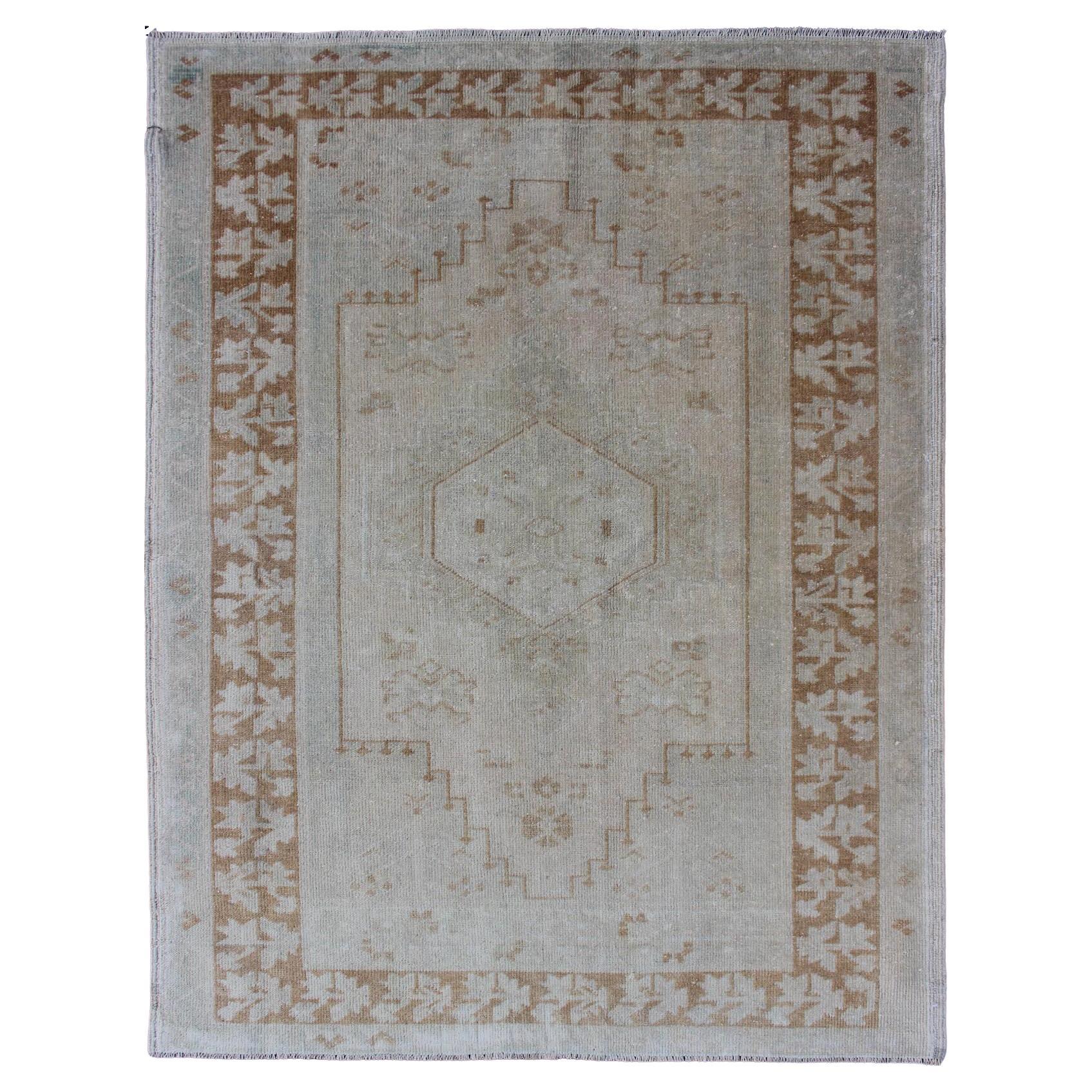 Tapis Oushak turc vintage avec médaillon en bleu clair pâle, taupe 3'10 x 5'3