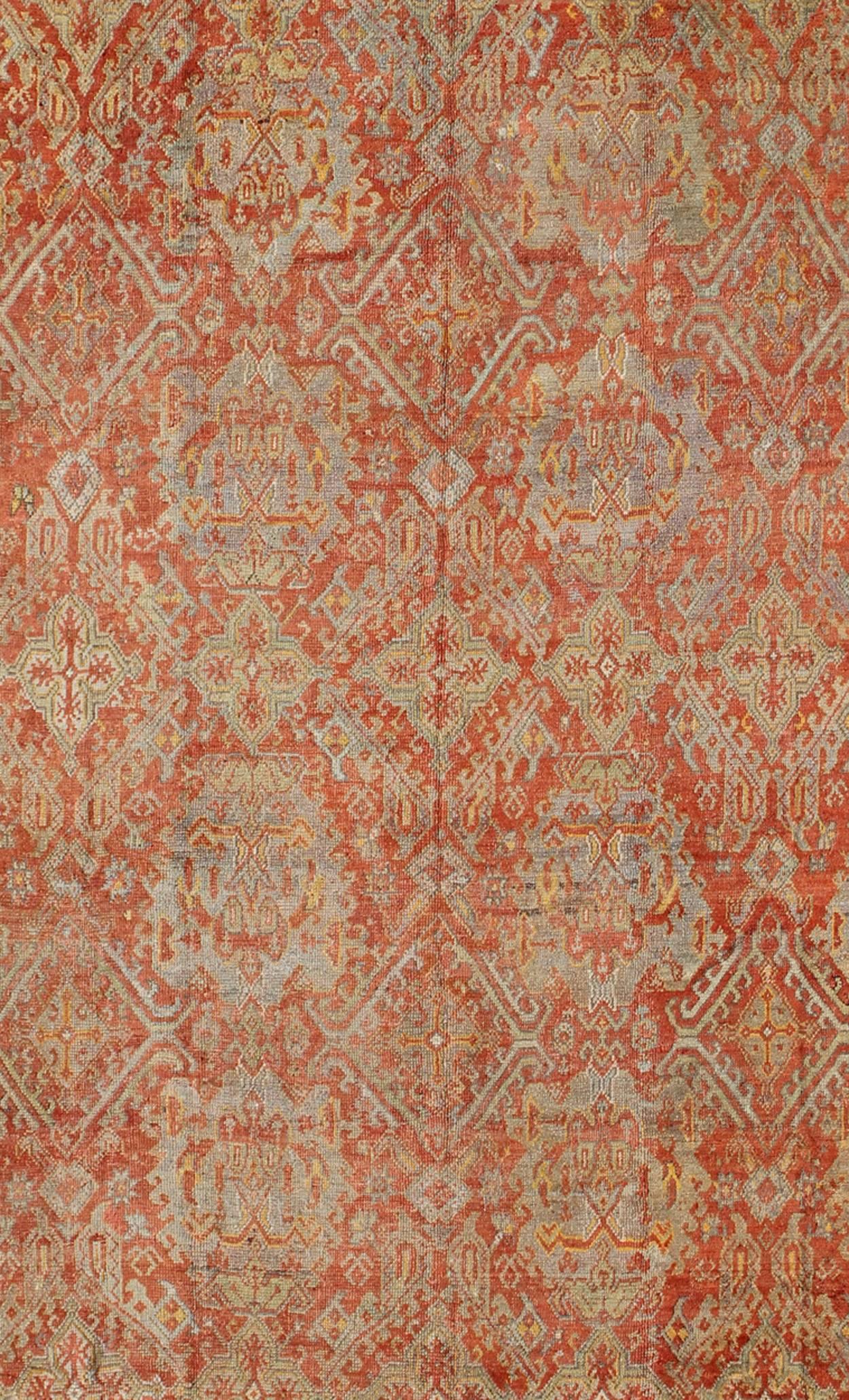 Antiker türkischer Oushak-Teppich mit geometrischem Muster in sanftem Rot, Hellblau und Gelb (Türkisch) im Angebot