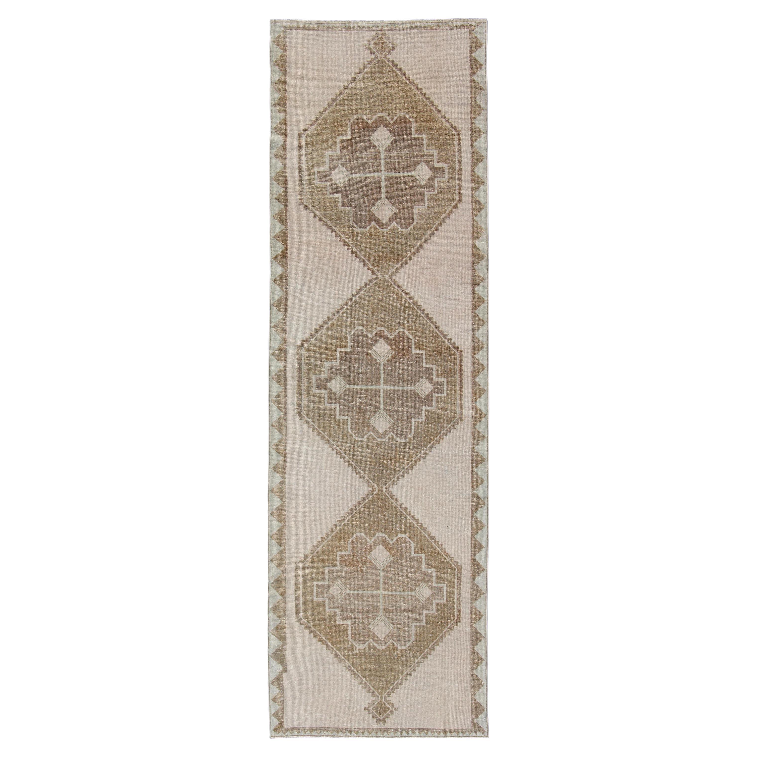 Tappeto vintage in lana Oushak nei toni caldi del beige e del taupe  4'0 x 13'2