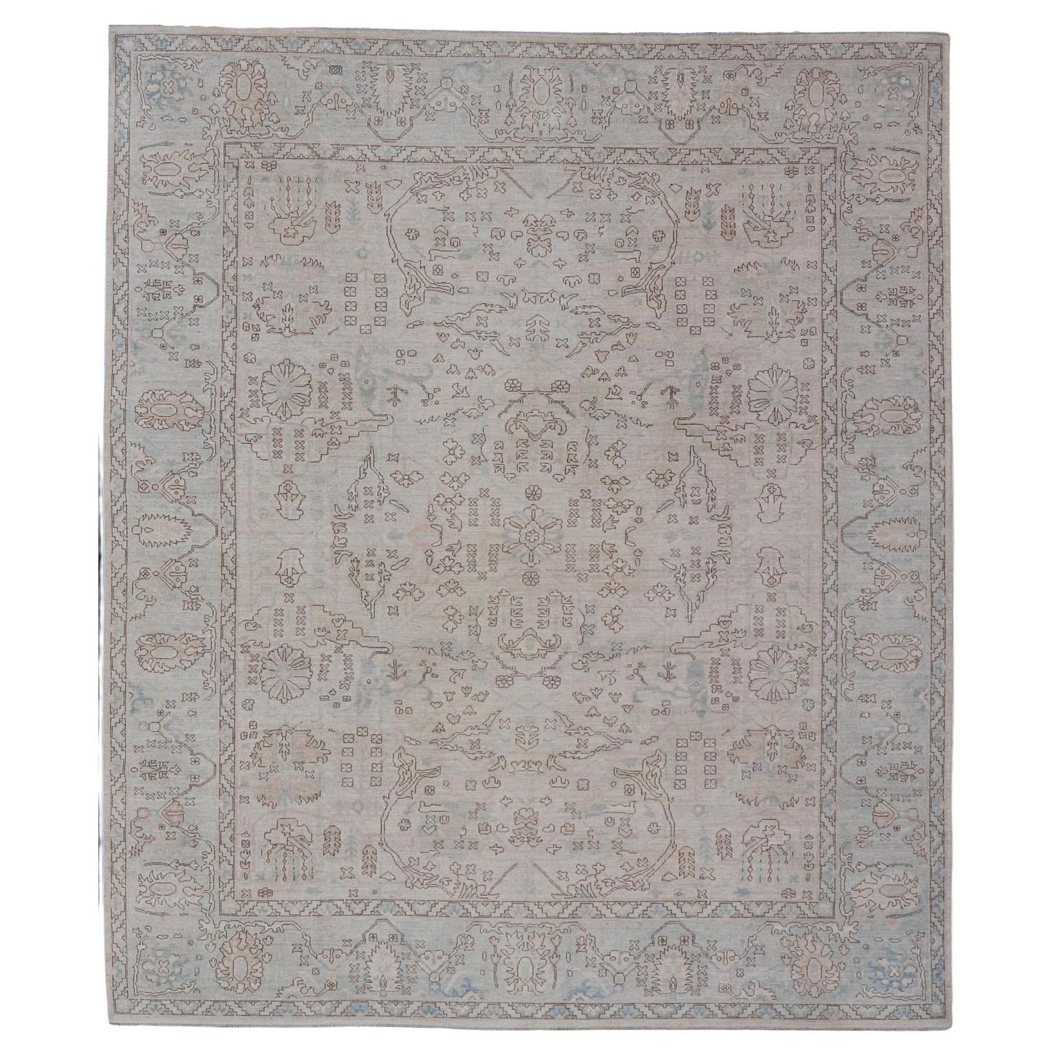 Oushak Teppich mit blassem Elfenbein und weichem blauen Feld, Taupe und Braun 11'10 x 14'5 im Angebot
