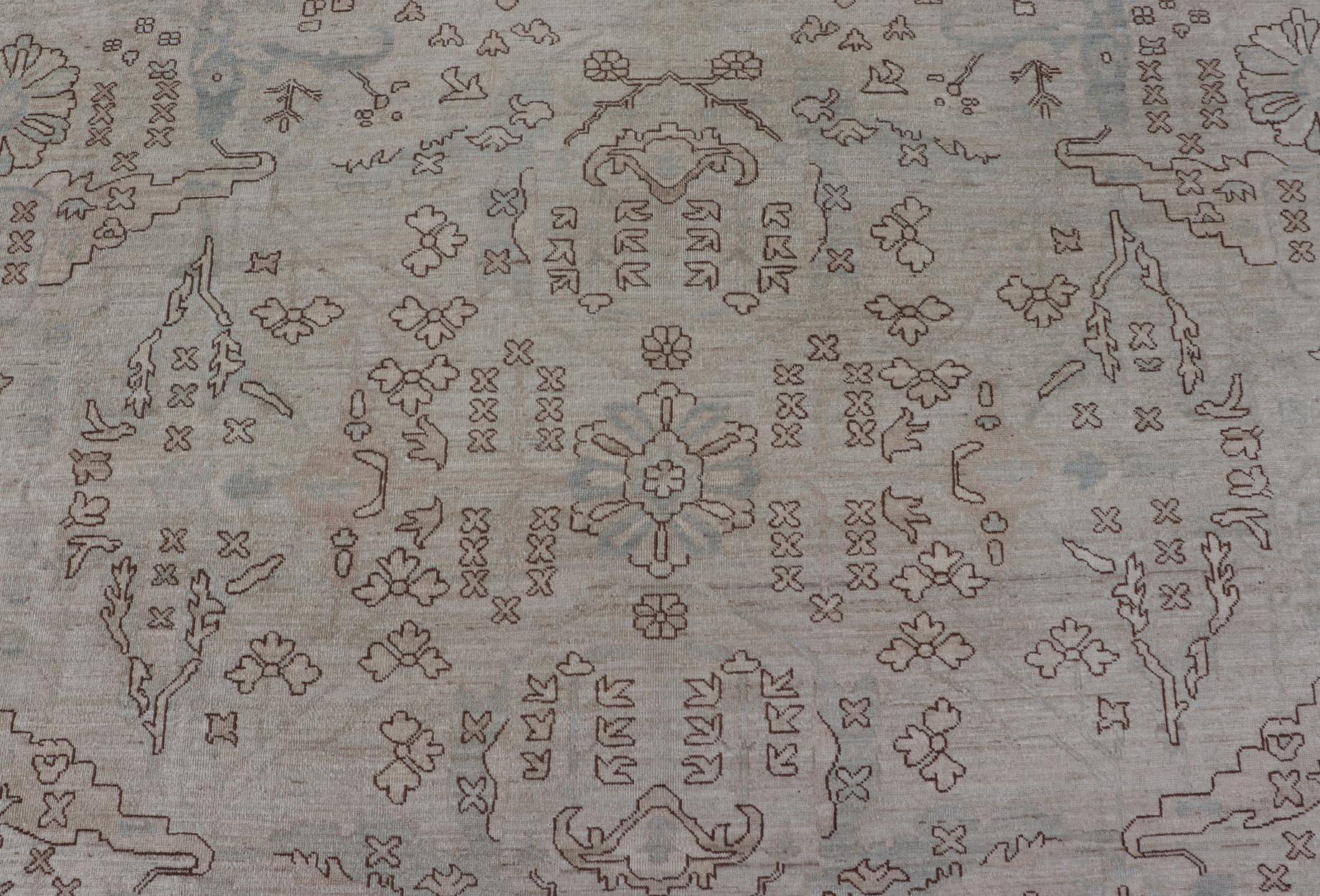 Oushak Teppich mit blassem Elfenbein und weichem blauen Feld, Taupe und Braun 11'10 x 14'5 (Handgeknüpft) im Angebot