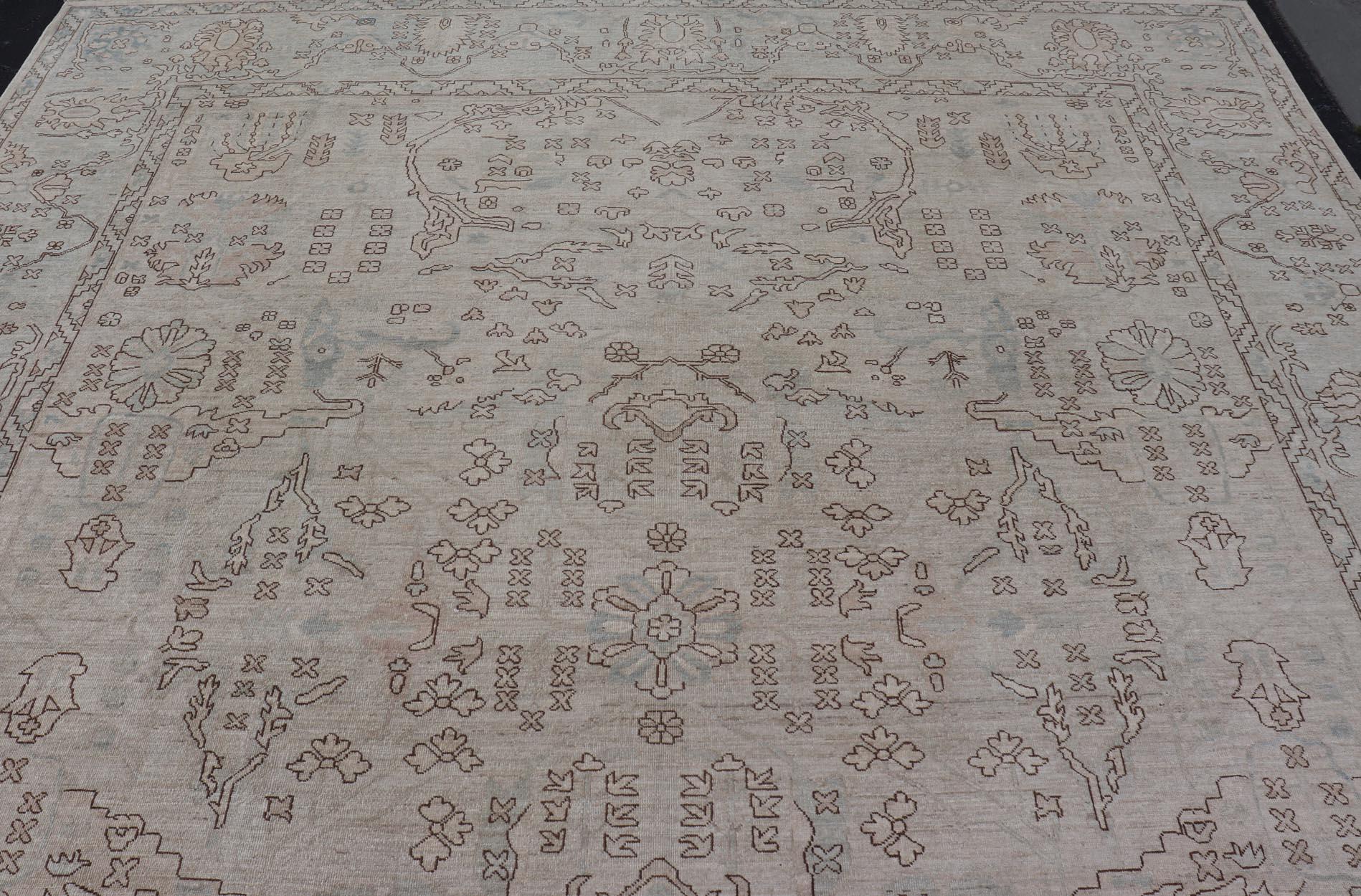 Oushak Teppich mit blassem Elfenbein und weichem blauen Feld, Taupe und Braun 11'10 x 14'5 (Afghanisch) im Angebot