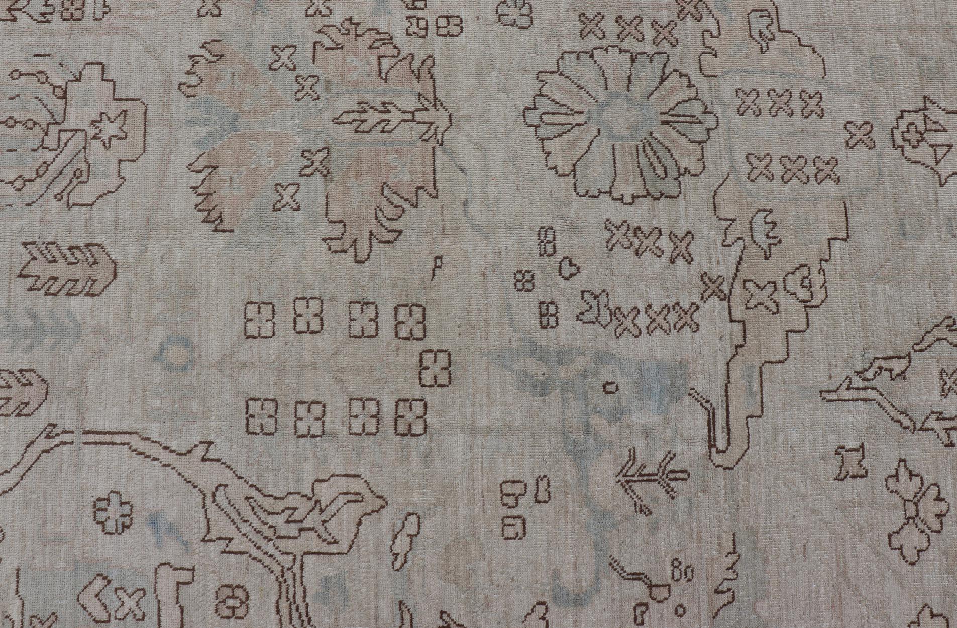Oushak Teppich mit blassem Elfenbein und weichem blauen Feld, Taupe und Braun 11'10 x 14'5 (21. Jahrhundert und zeitgenössisch) im Angebot