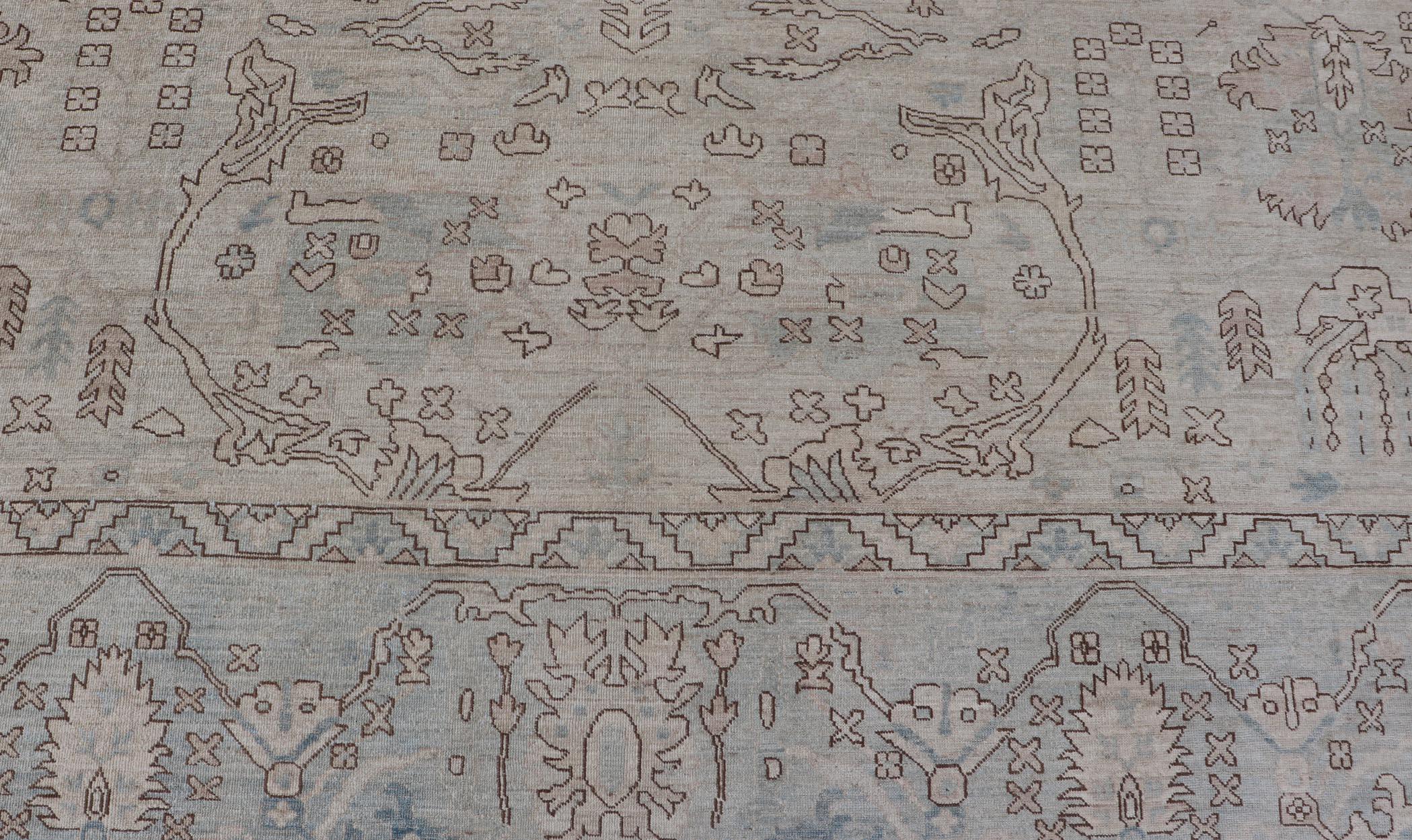 Oushak Teppich mit blassem Elfenbein und weichem blauen Feld, Taupe und Braun 11'10 x 14'5 im Zustand „Hervorragend“ im Angebot in Atlanta, GA