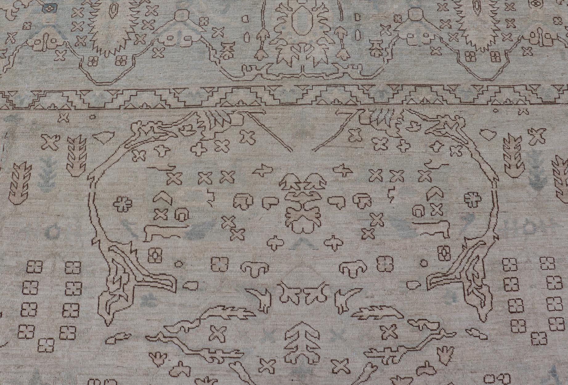 Oushak Teppich mit blassem Elfenbein und weichem blauen Feld, Taupe und Braun 11'10 x 14'5 im Angebot 2