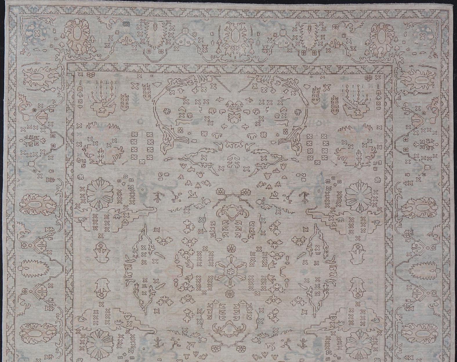Oushak Teppich mit blassem Elfenbein und weichem blauen Feld, Taupe und Braun 11'10 x 14'5 im Angebot 3