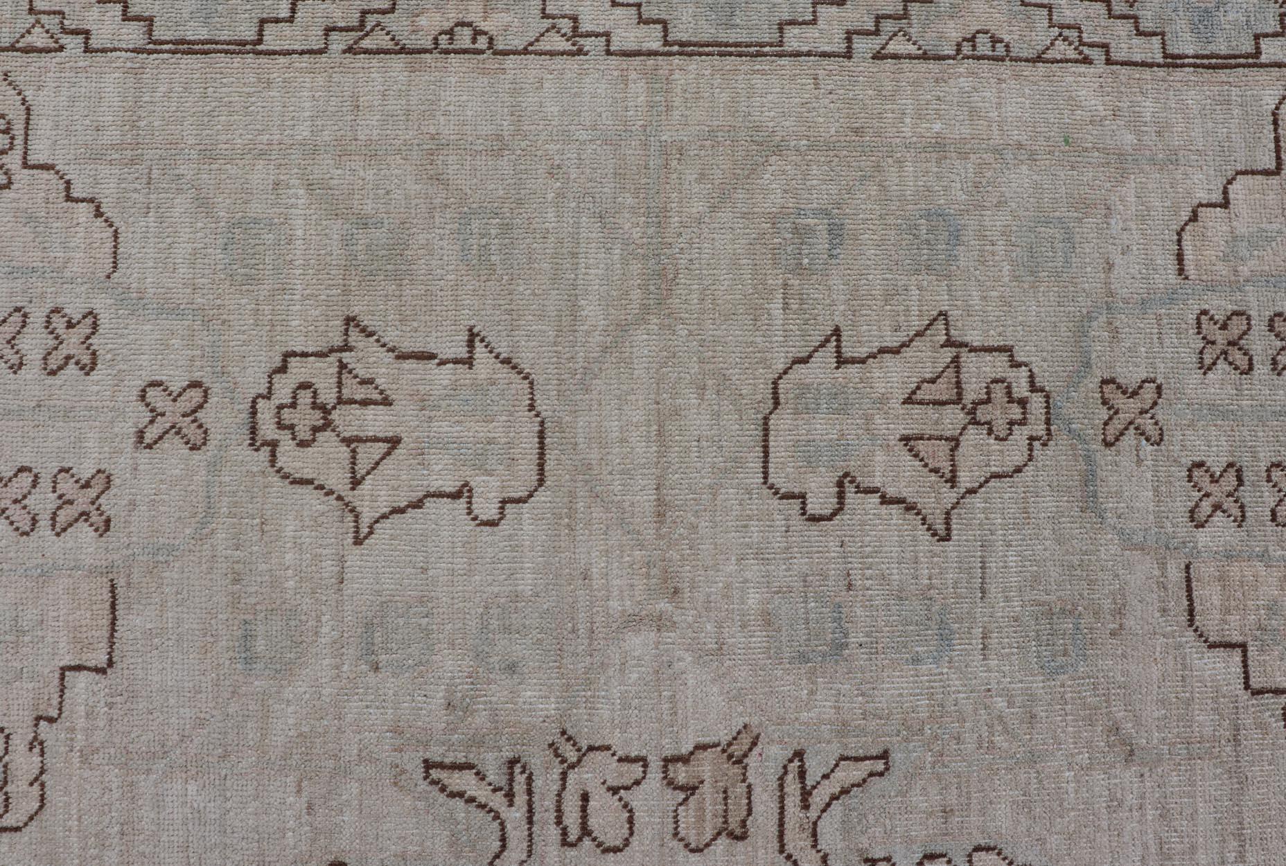 Oushak Teppich mit blassem Elfenbein und weichem blauen Feld, Taupe und Braun 11'10 x 14'5 im Angebot 1
