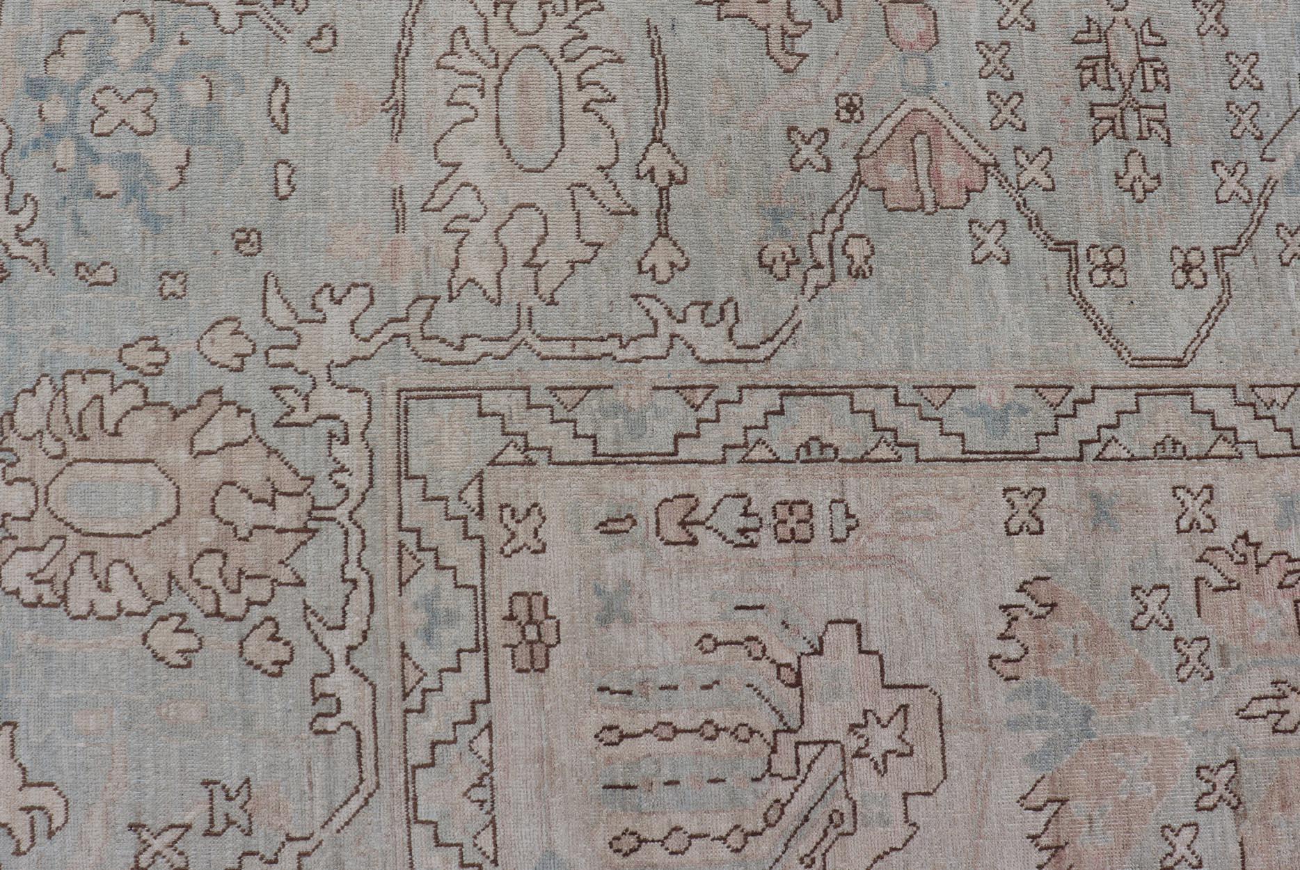 Oushak Teppich mit blassem Elfenbein und weichem blauen Feld, Taupe und Braun 11'10 x 14'5 (Wolle) im Angebot