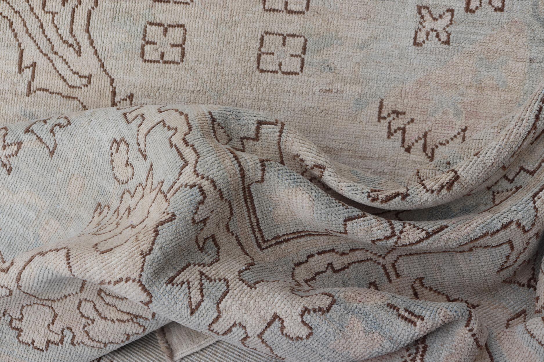 Oushak Teppich mit blassem Elfenbein und weichem blauen Feld, Taupe und Braun 11'10 x 14'5 im Angebot 8