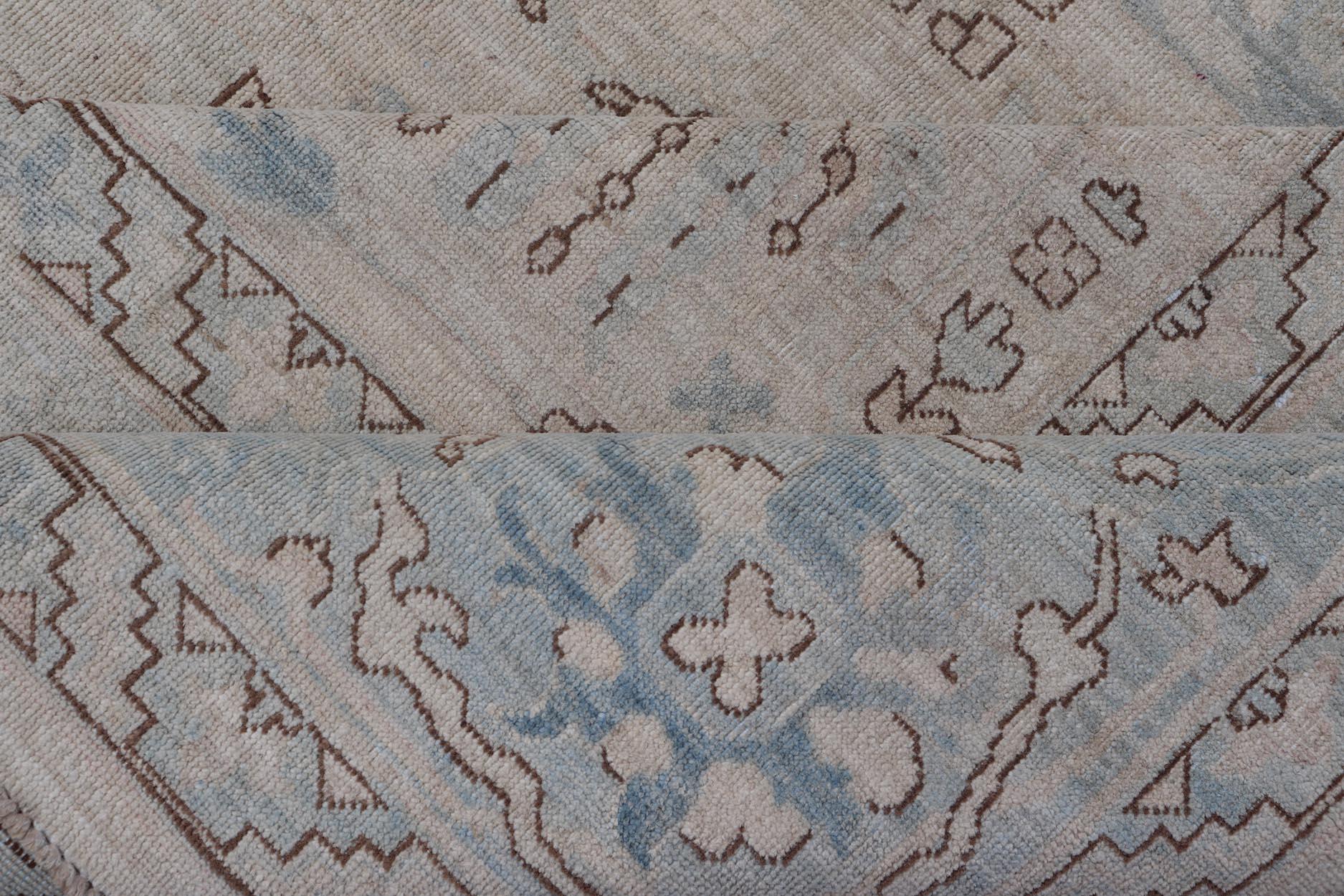 Oushak Teppich mit blassem Elfenbein und weichem blauen Feld, Taupe und Braun 11'10 x 14'5 im Angebot 7