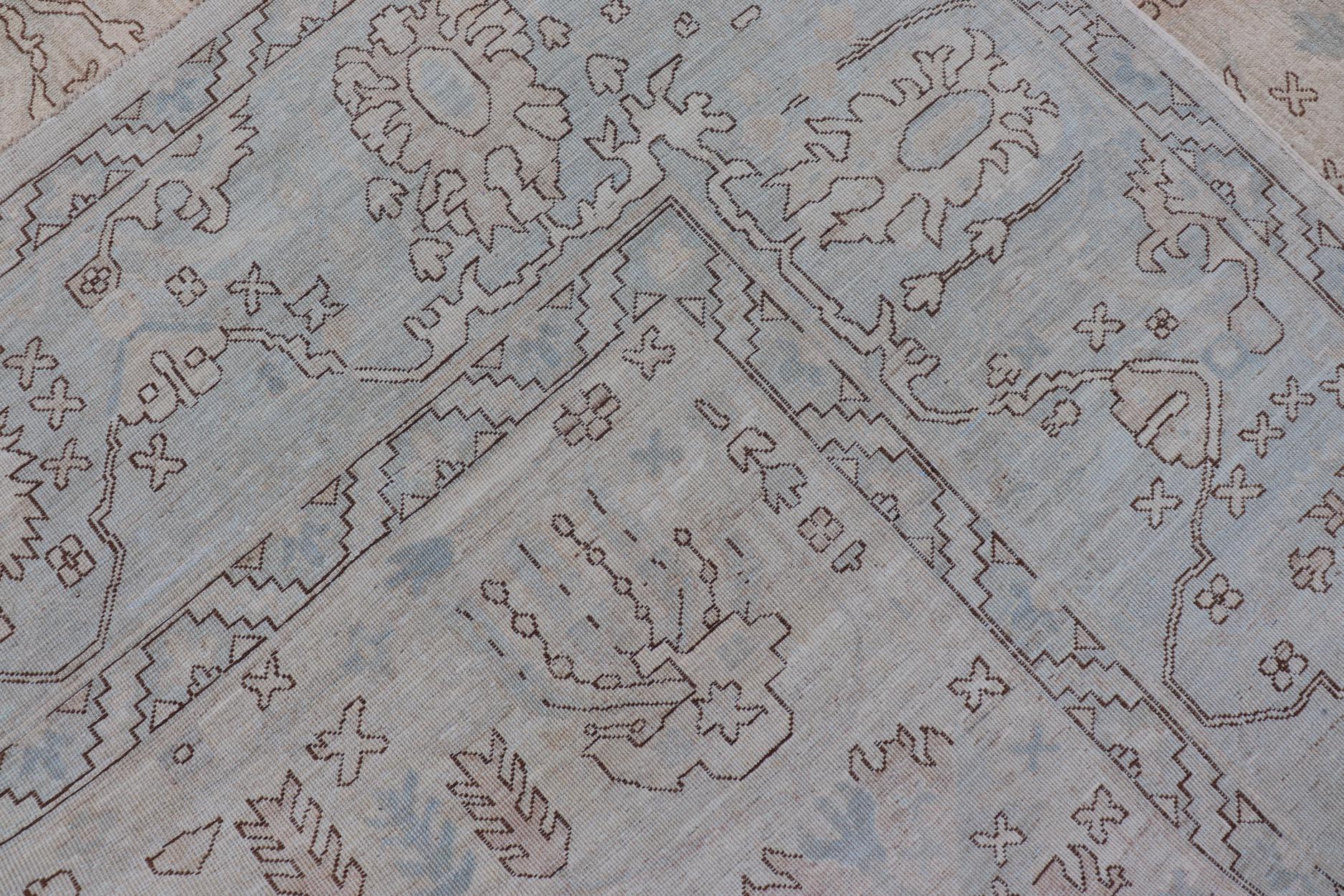 Oushak Teppich mit blassem Elfenbein und weichem blauen Feld, Taupe und Braun 11'10 x 14'5 im Angebot 6