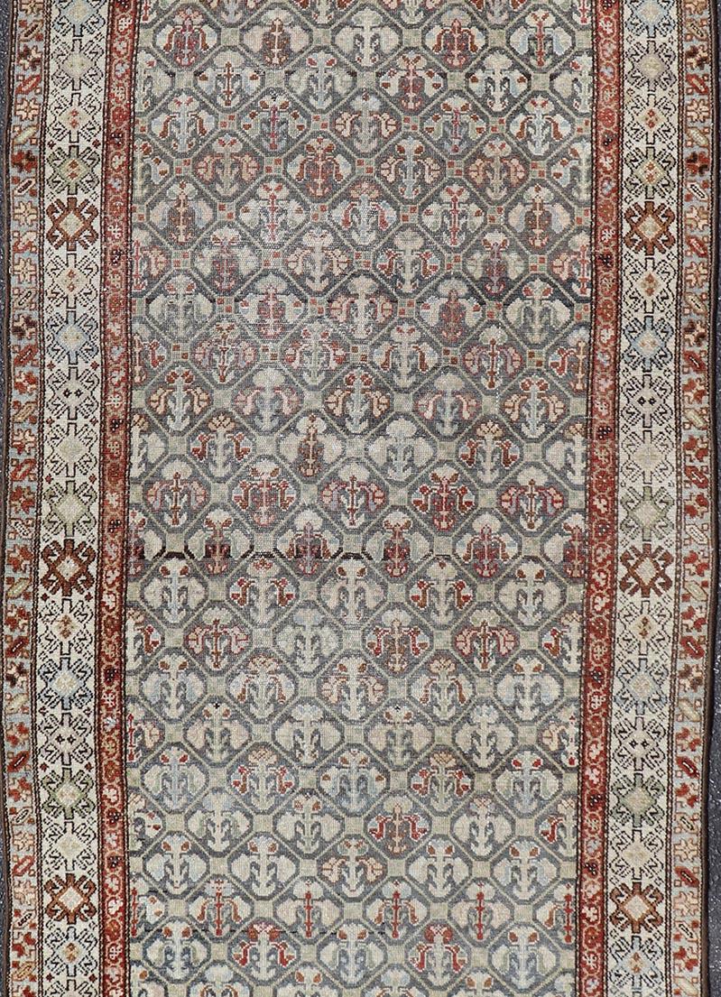 Misure: 3'8 x 9'9
L'antico runner persiano Malayer con design amplesso in blu tenue 3'8 x 9'10. 
Keivan Woven Arts / tappeto R20-0838, paese d'origine/tipo: Iran / Hamedan, circa 1920.

Un antico runner persiano Malayer tessuto con una ripetizione