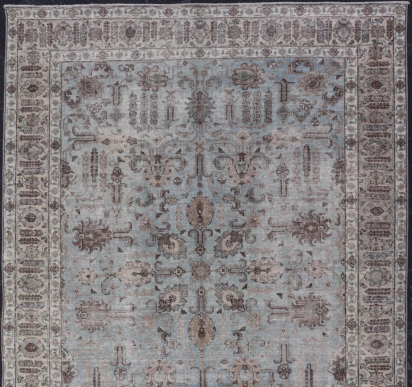 Perse Tapis ancien persan Tabriz bleu et taupe avec Design/One 7'0 x 9'9 en vente