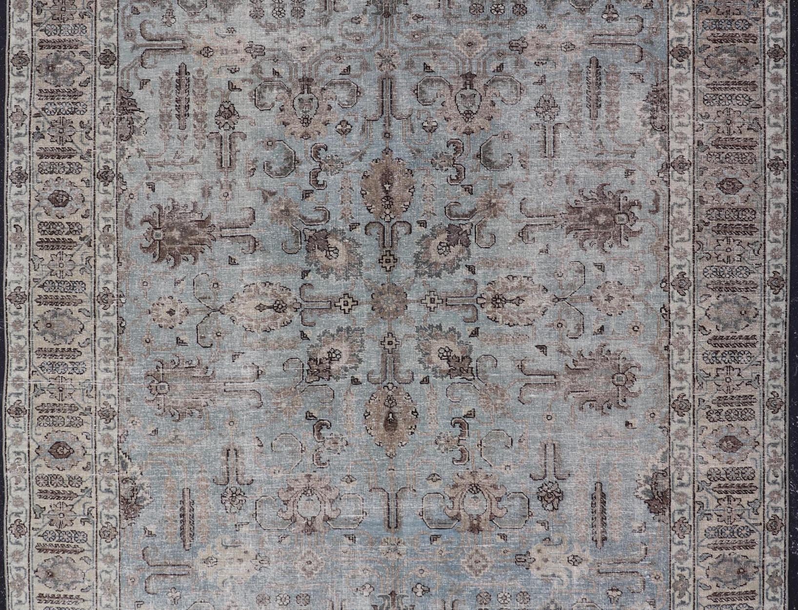 Noué à la main Tapis ancien persan Tabriz bleu et taupe avec Design/One 7'0 x 9'9 en vente