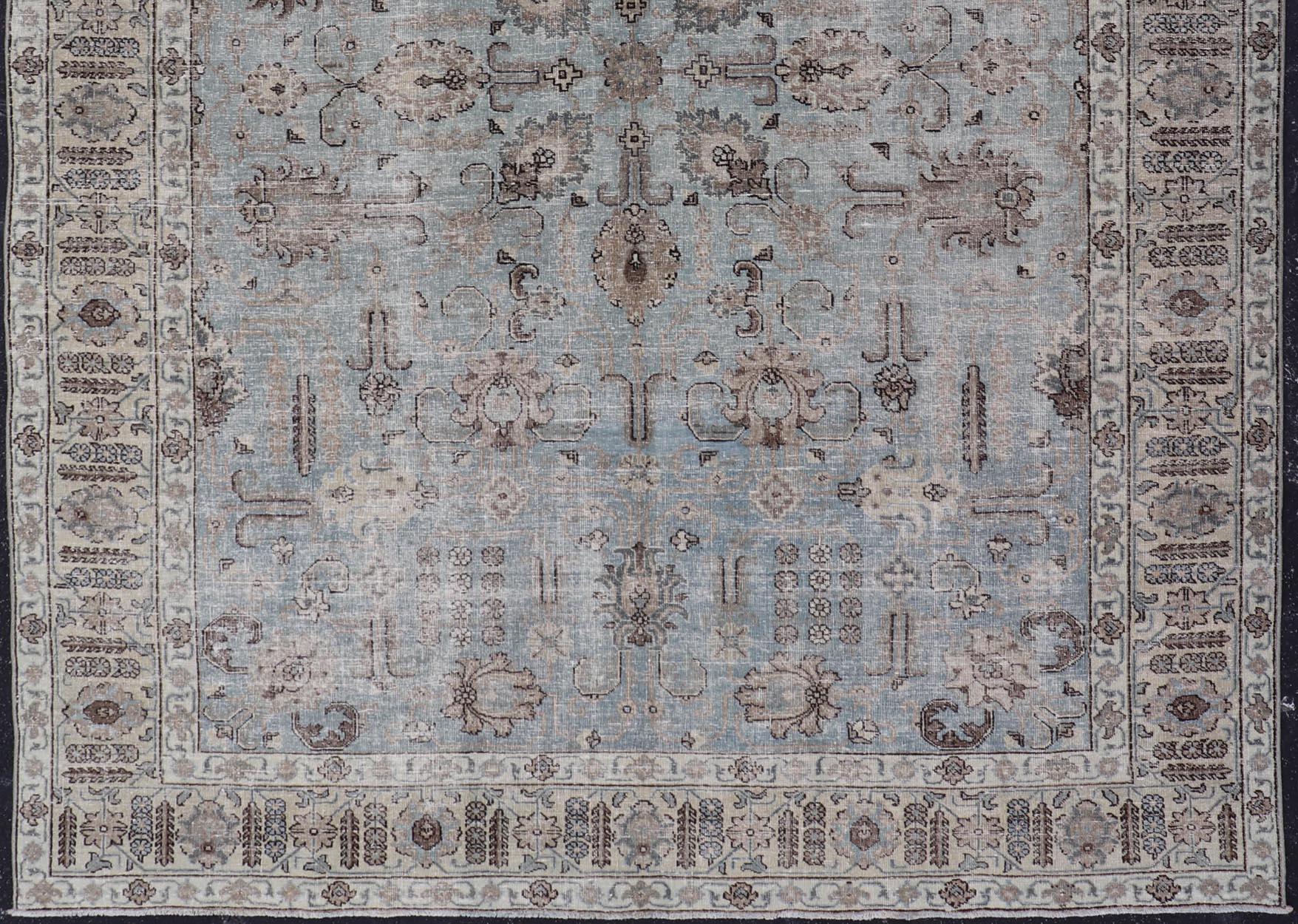 Tapis ancien persan Tabriz bleu et taupe avec Design/One 7'0 x 9'9 Bon état - En vente à Atlanta, GA