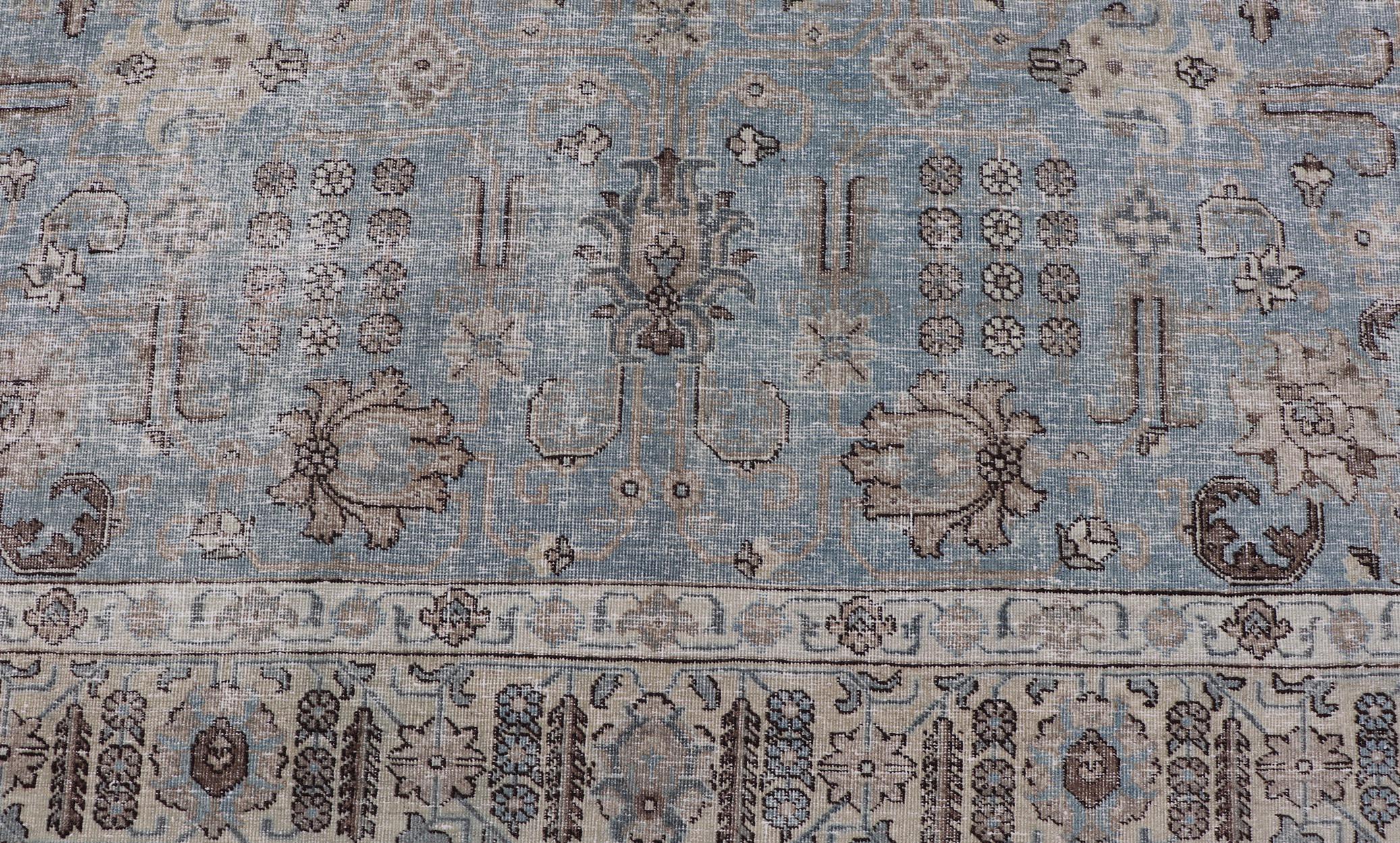 Mesures : 7'0 x 9'9 
Ancien tapis persan Tabriz en bleu doux et taupe avec design/One 7'0 x 9'9. Keivan Woven Arts/ tapis/TU-MTU-2703, pays d'origine / type : Iran / Tabriz, circa 1920.
Un tapis Tabriz persan ancien et distingué, tissé avec un motif