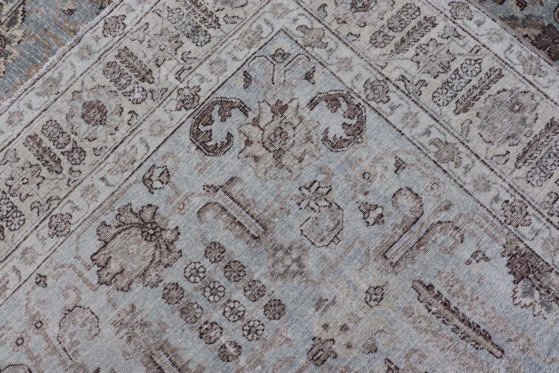 20ième siècle Tapis ancien persan Tabriz bleu et taupe avec Design/One 7'0 x 9'9 en vente