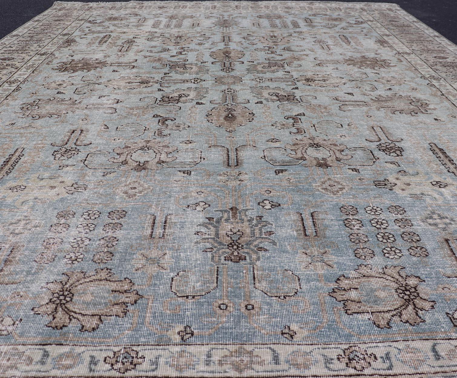 Tapis ancien persan Tabriz bleu et taupe avec Design/One 7'0 x 9'9 en vente 2