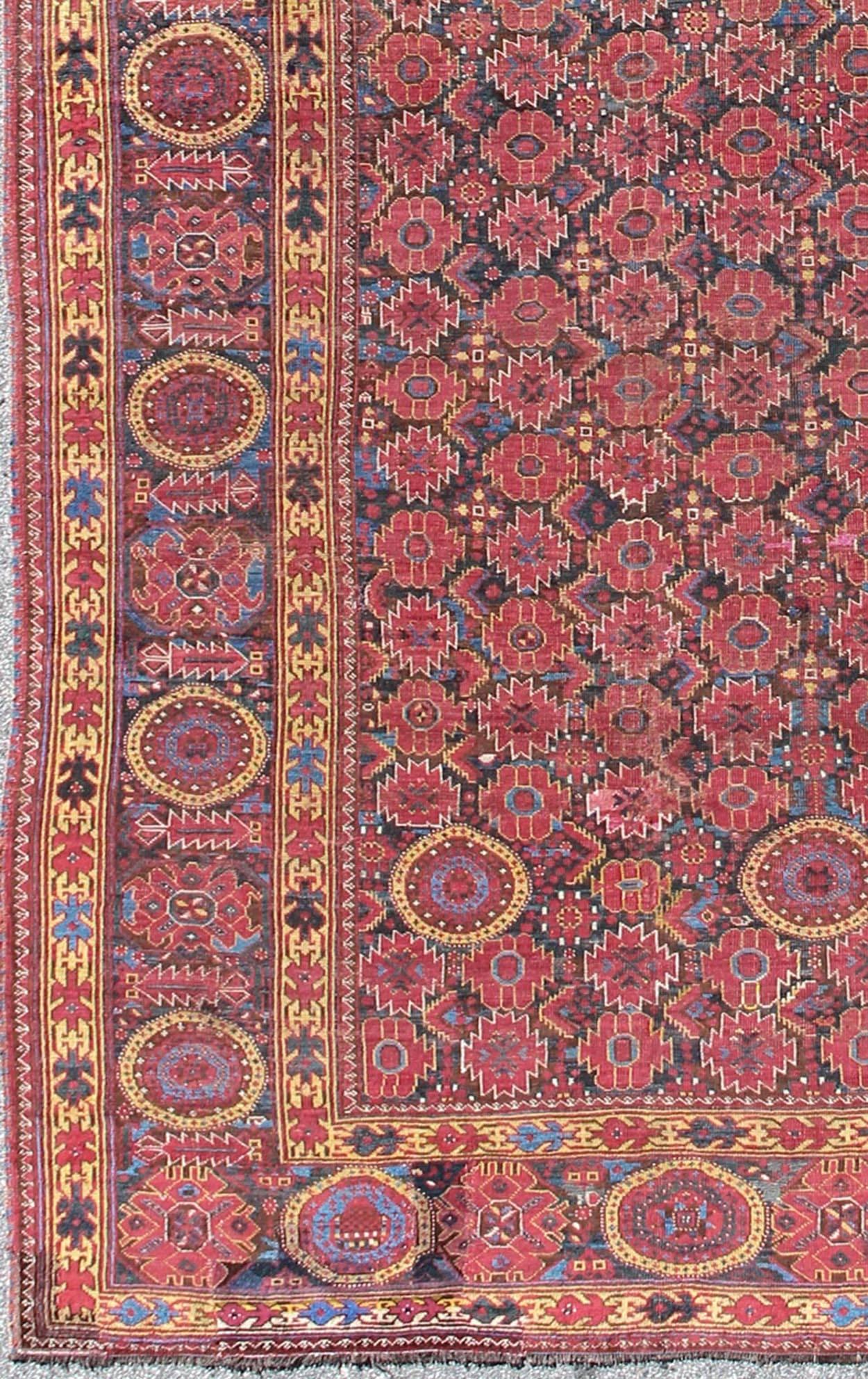 Antiker Beshir Langer Galerieteppich, teppich/D-0508
Dieser beeindruckende antike Beshir-Teppich zeigt ein geometrisches Muster mit kreisförmigen Medaillons, die ineinander verschlungen sind. Auf braunem/kohlebraunem Hintergrund, in verschiedenen
