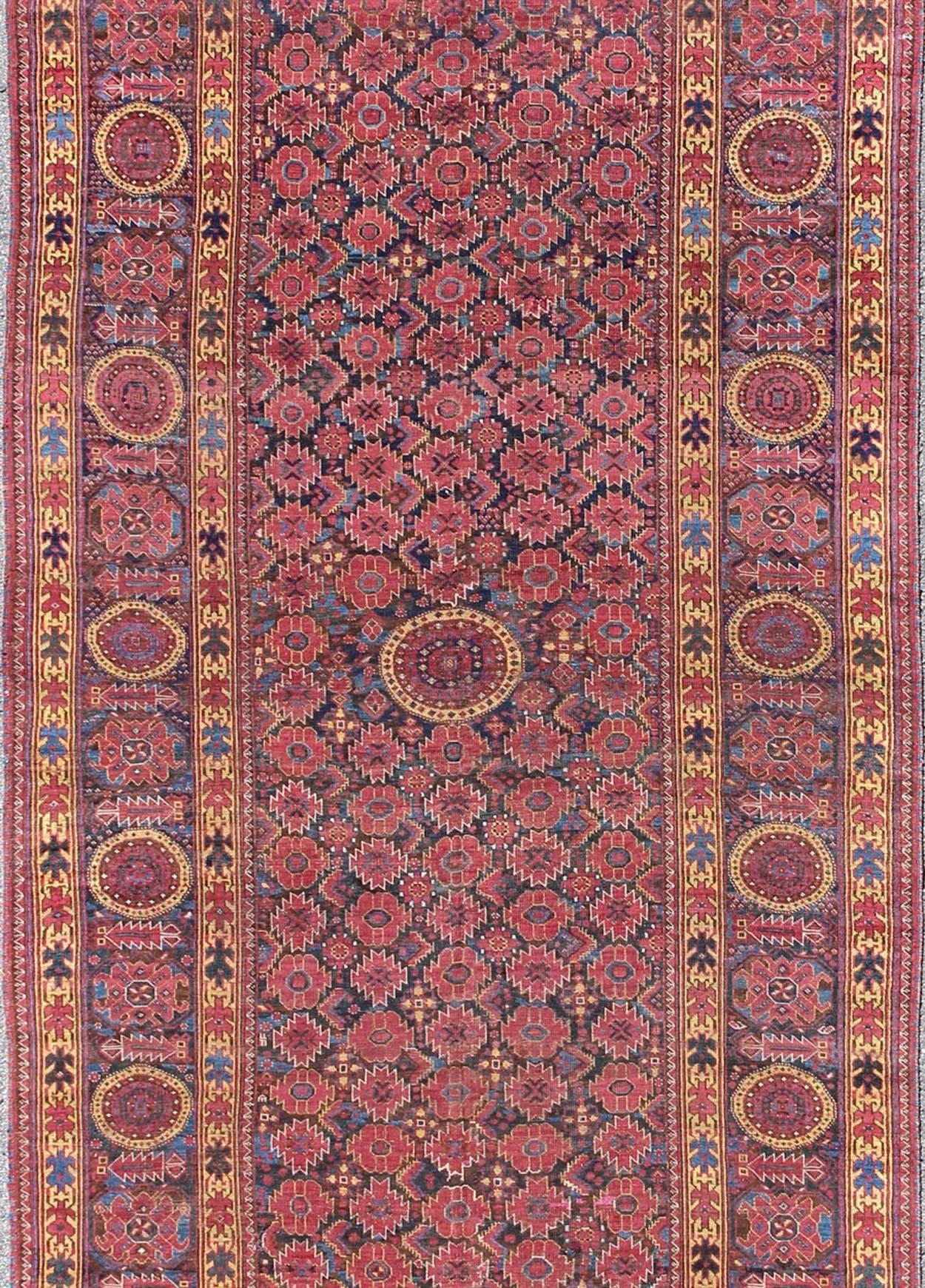 Antiker Beshir langer Galerieteppich aus dem 19. Jahrhundert in einzigartigen Farben, 19. Jahrhundert (Stammeskunst) im Angebot