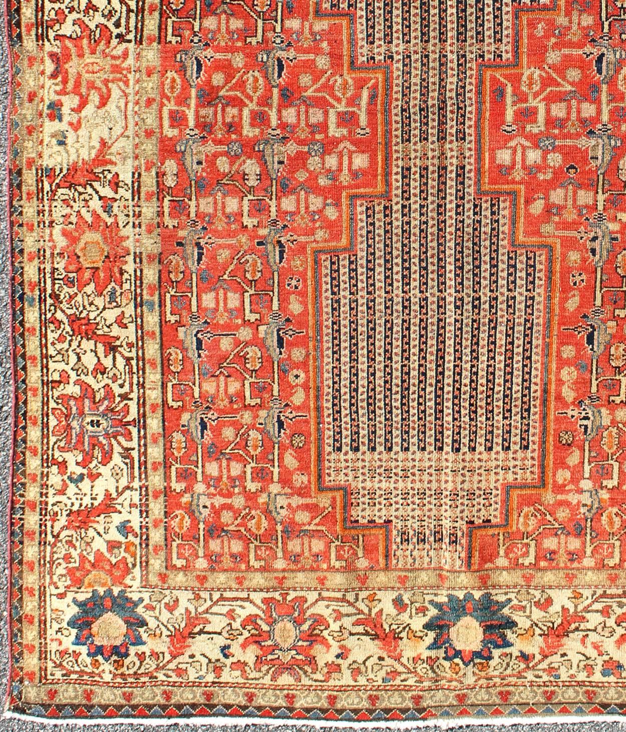 Les pièces de Mishan Malayer sont à la fois rares et parmi les plus belles des tapis Seneh et Malayer. Fabriqué à la fin du XIXe siècle, ce tapis présente un motif inhabituel de médaillons à double corps, composés de motifs rayés alternés. Des