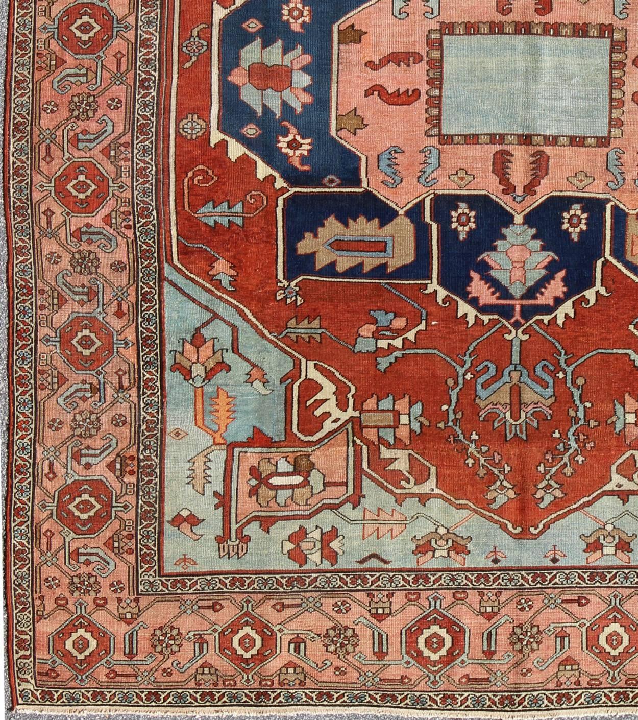 Ancien tapis persan Serapi avec détails arabes et bordure en rinceaux de vigne Keivan Woven Arts / Rug / KBE-20, pays d'origine / type : Iran /Heriz, circa 1910. 
Mesures : 9'7 x 11'4
Les tapis Serapi sont connus pour être les plus beaux tapis