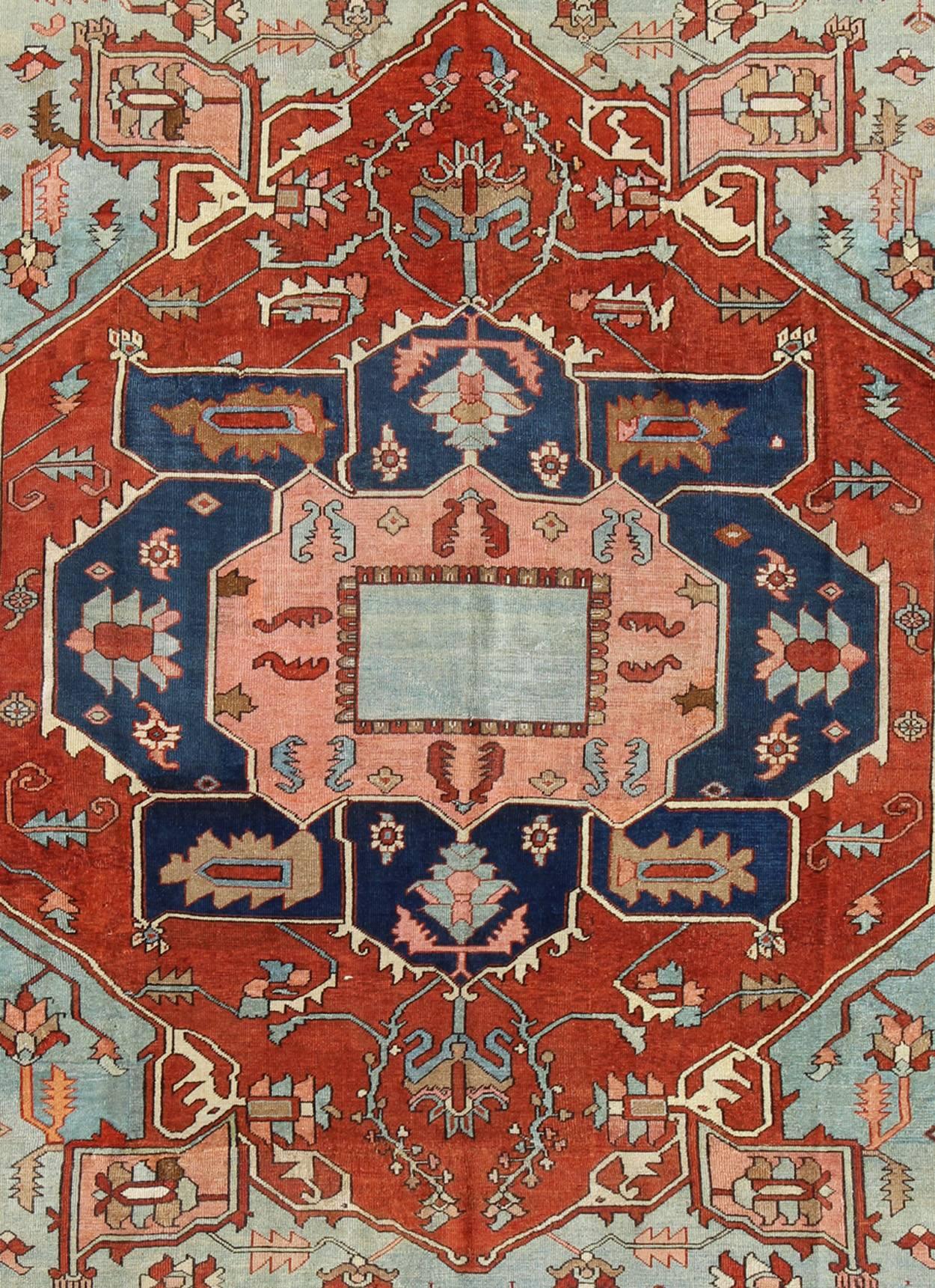 Perse Tapis persan ancien Serapi avec détails arabesques et bordure en forme de rouleau de vigne en vente