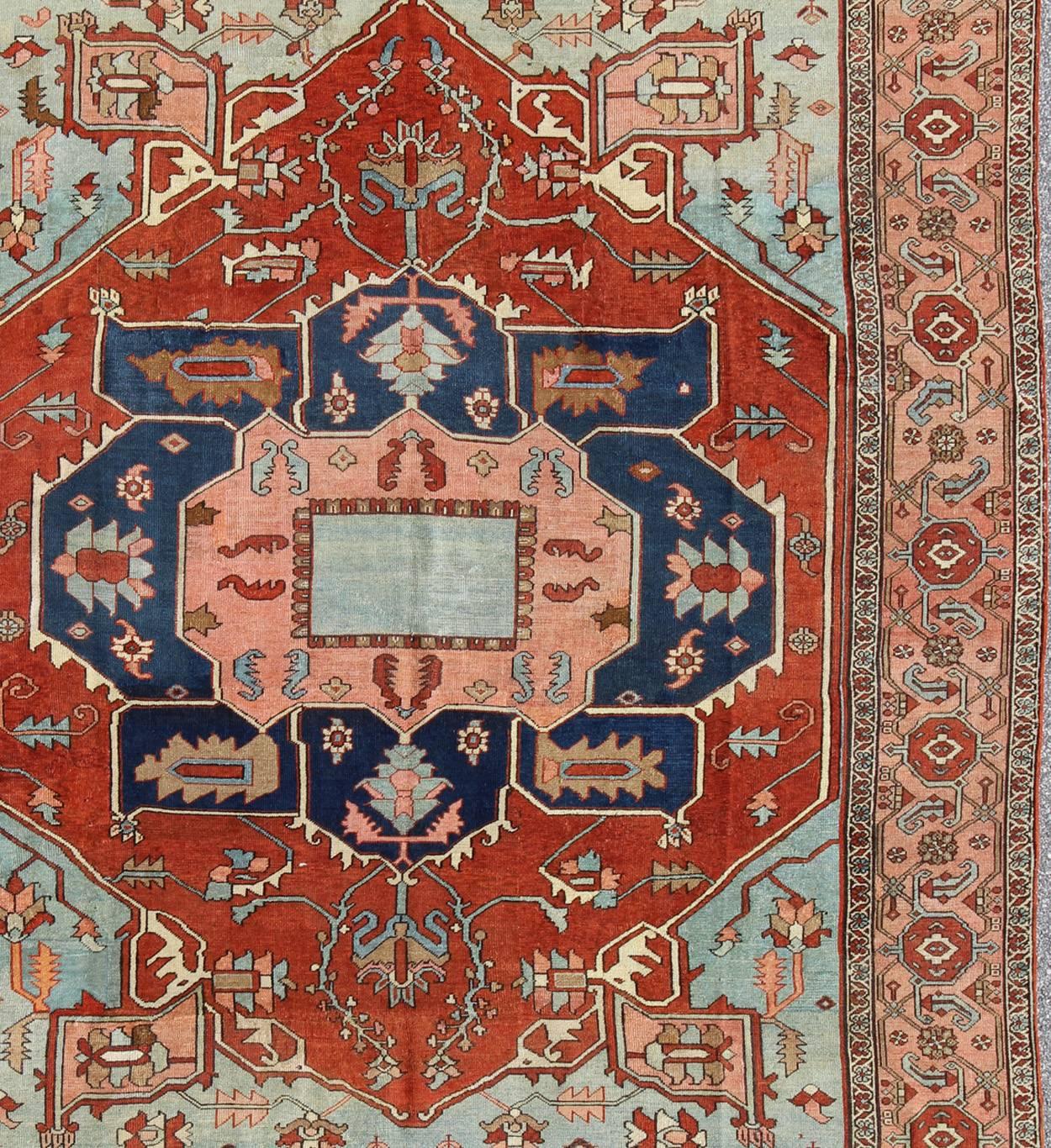Noué à la main Tapis persan ancien Serapi avec détails arabesques et bordure en forme de rouleau de vigne en vente